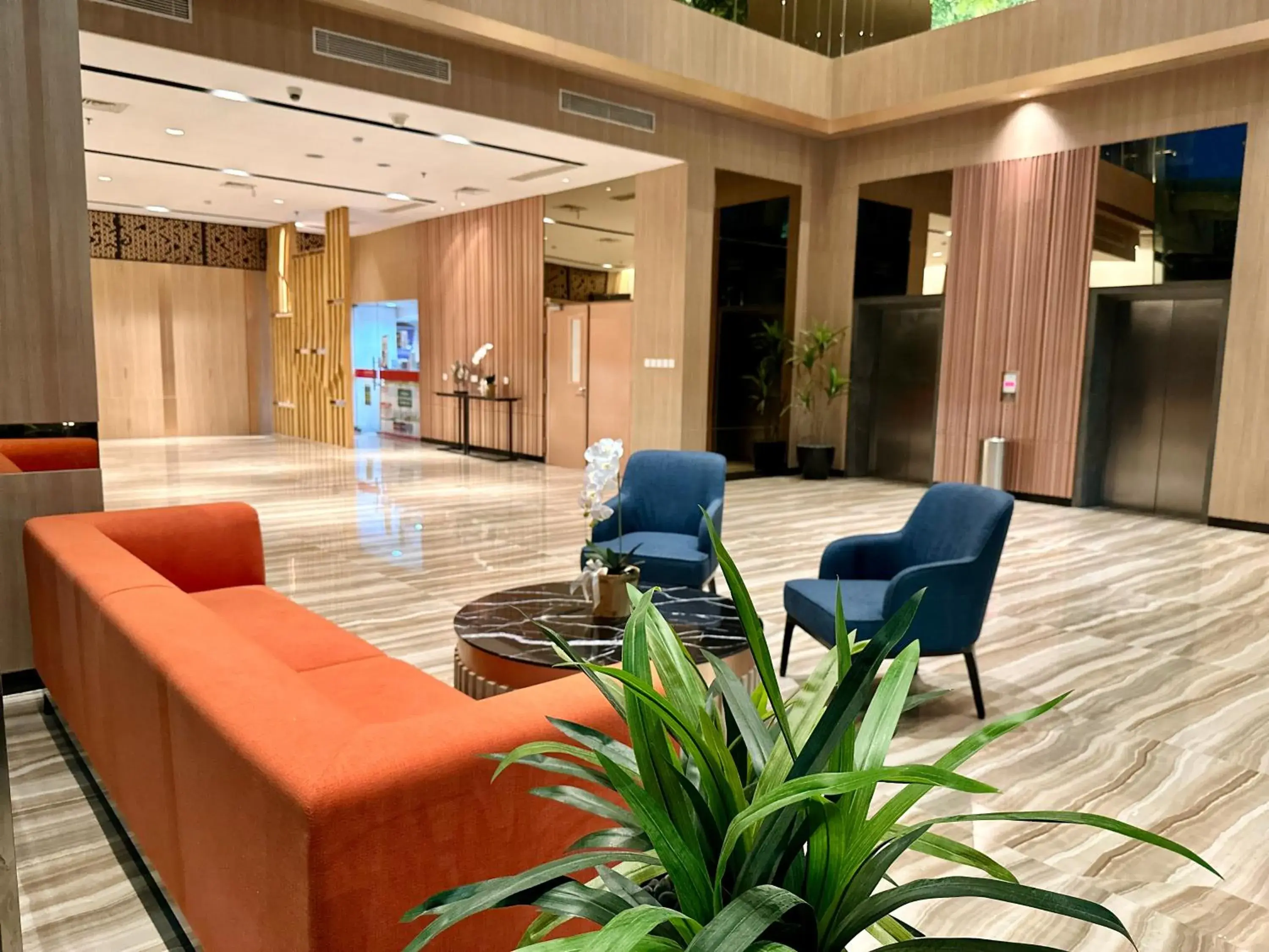 Lobby or reception in HARRIS Hotel & Conventions Gubeng Lobby or reception in HARRIS Hotel & Conventions Gubeng