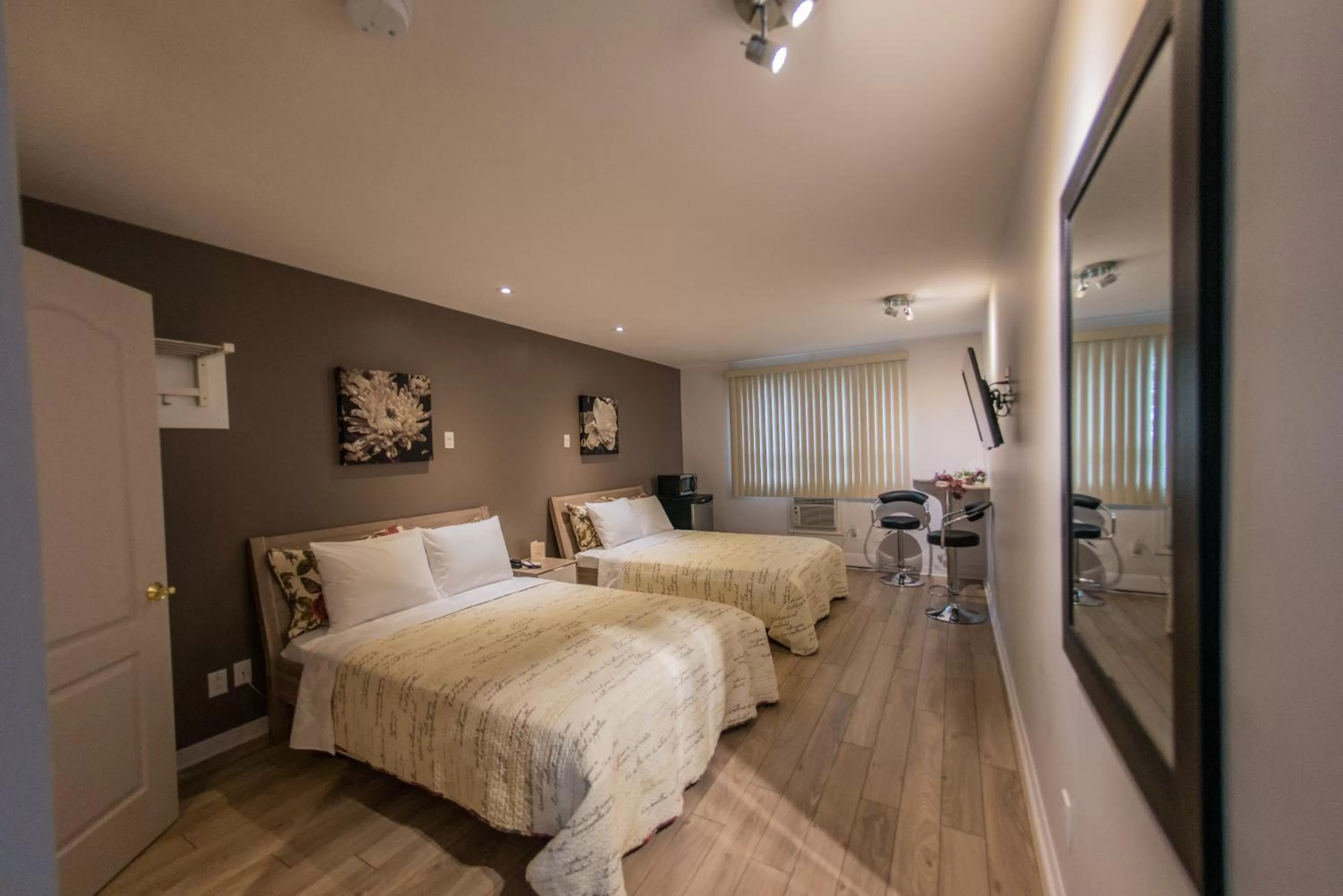 Photo of the whole room, Bed in Auberge St. Jacques