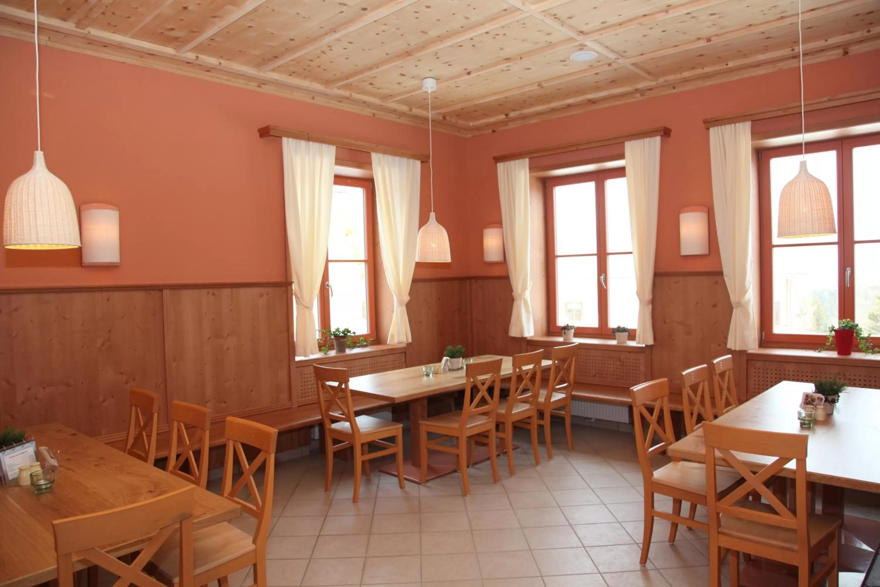 Restaurant/Places to Eat in JUFA Hotel Nockberge