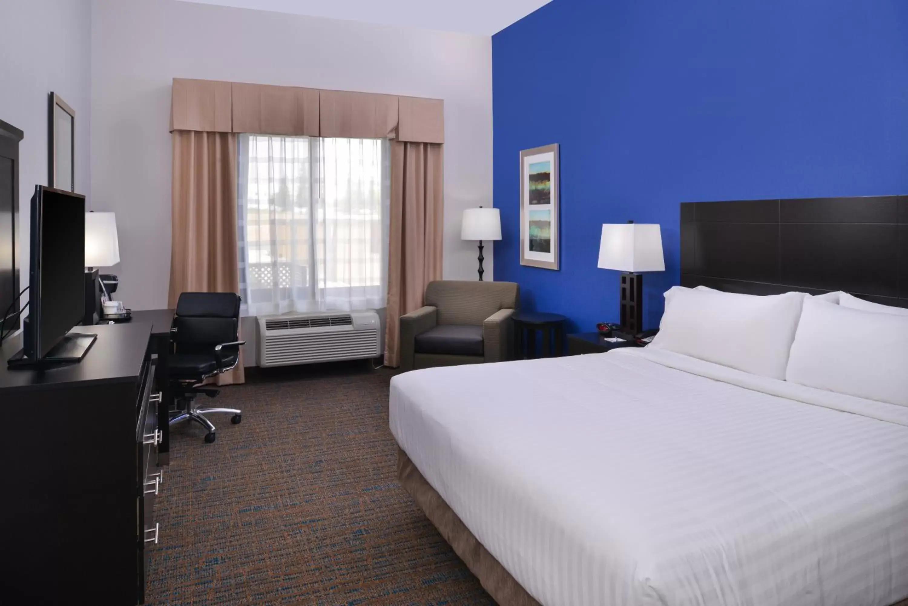 Photo of the whole room, Bed in Holiday Inn Express & Suites Bakersfield Airport, an IHG Hotel