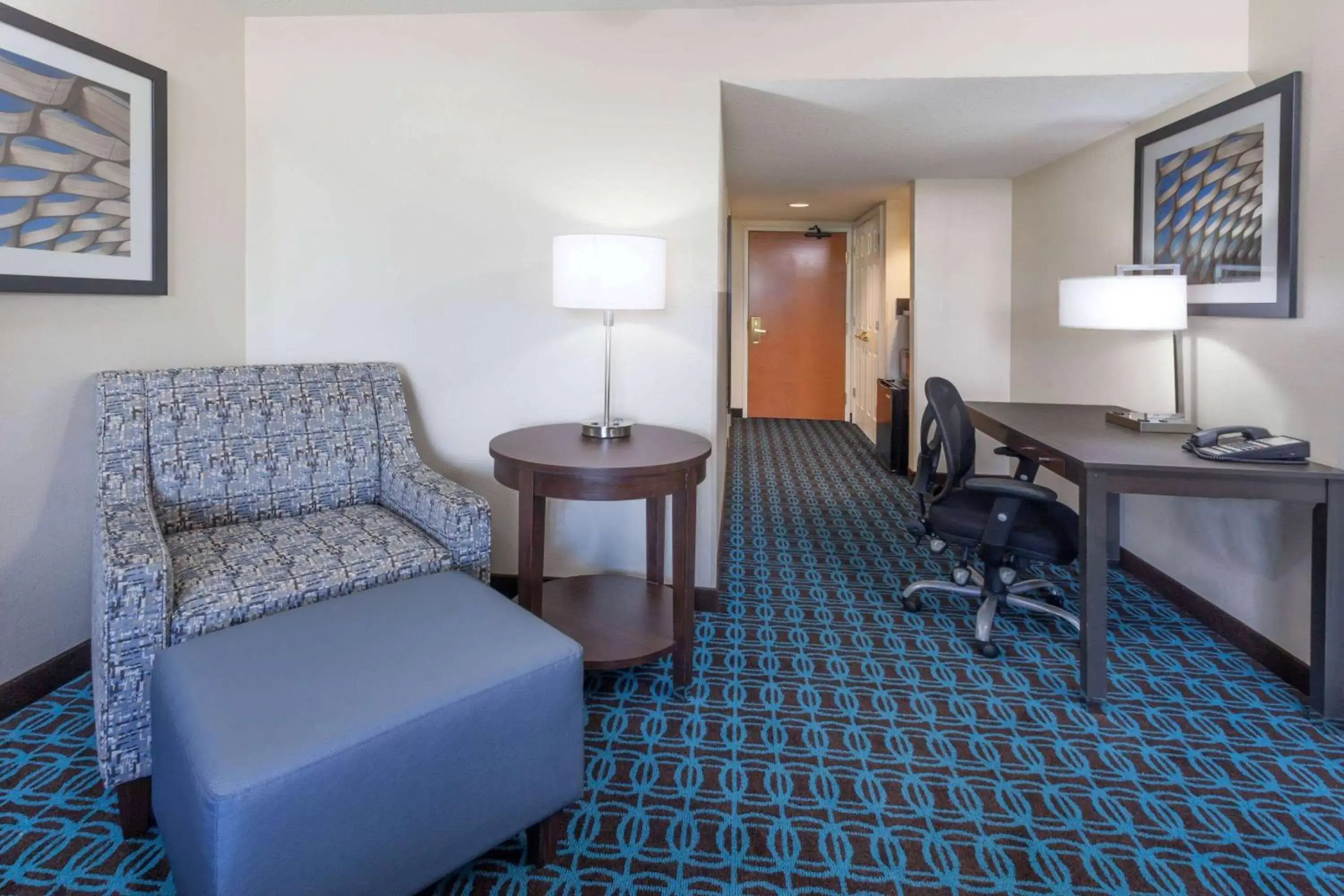 Photo of the whole room, Seating Area in Wingate by Wyndham Schaumburg