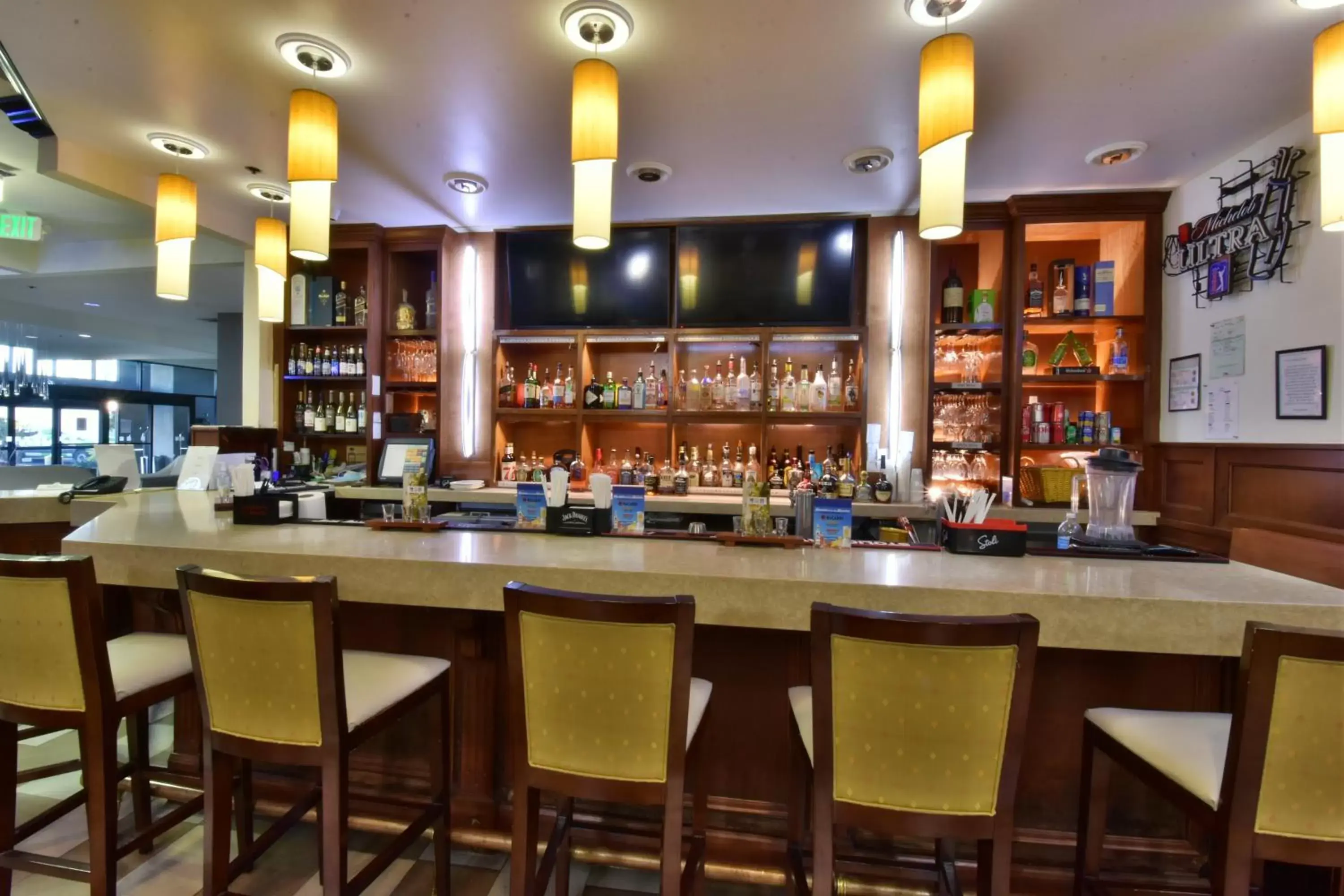 Lounge or bar, Lounge/Bar in Holiday Inn Orlando East-UCF Area, an IHG Hotel