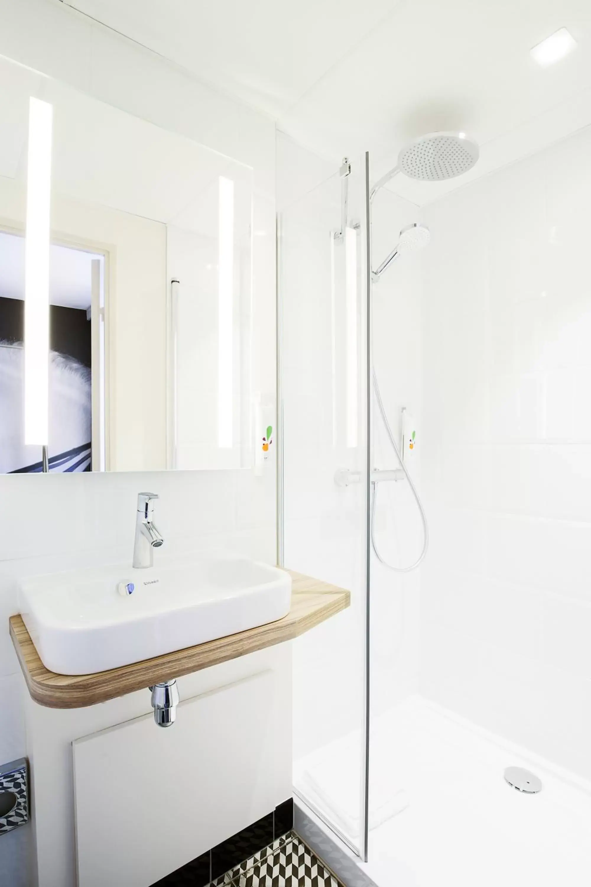 Shower, Bathroom in ibis Styles Laval Centre Gare