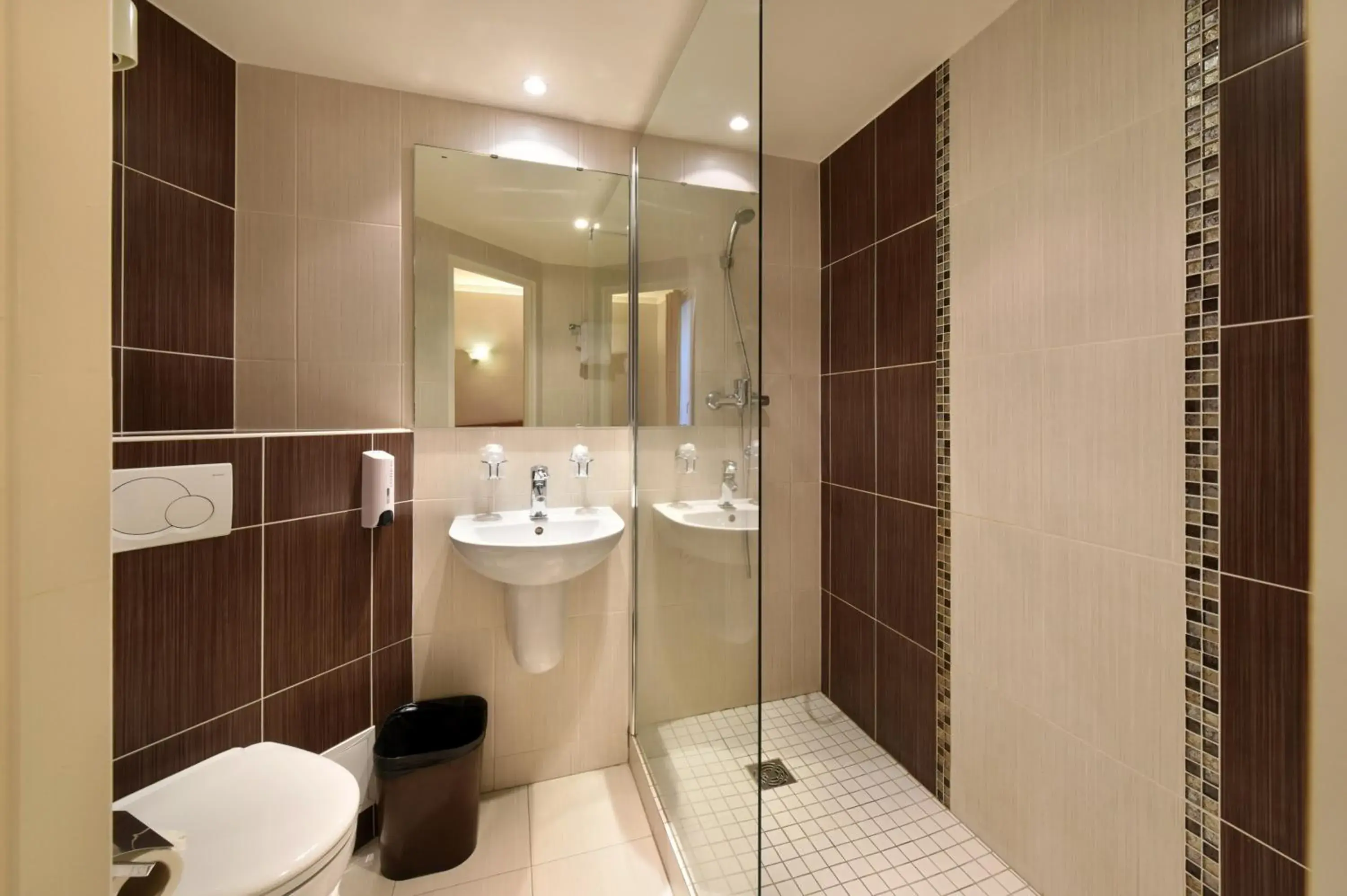Shower, Bathroom in New Hôtel Gare Du Nord