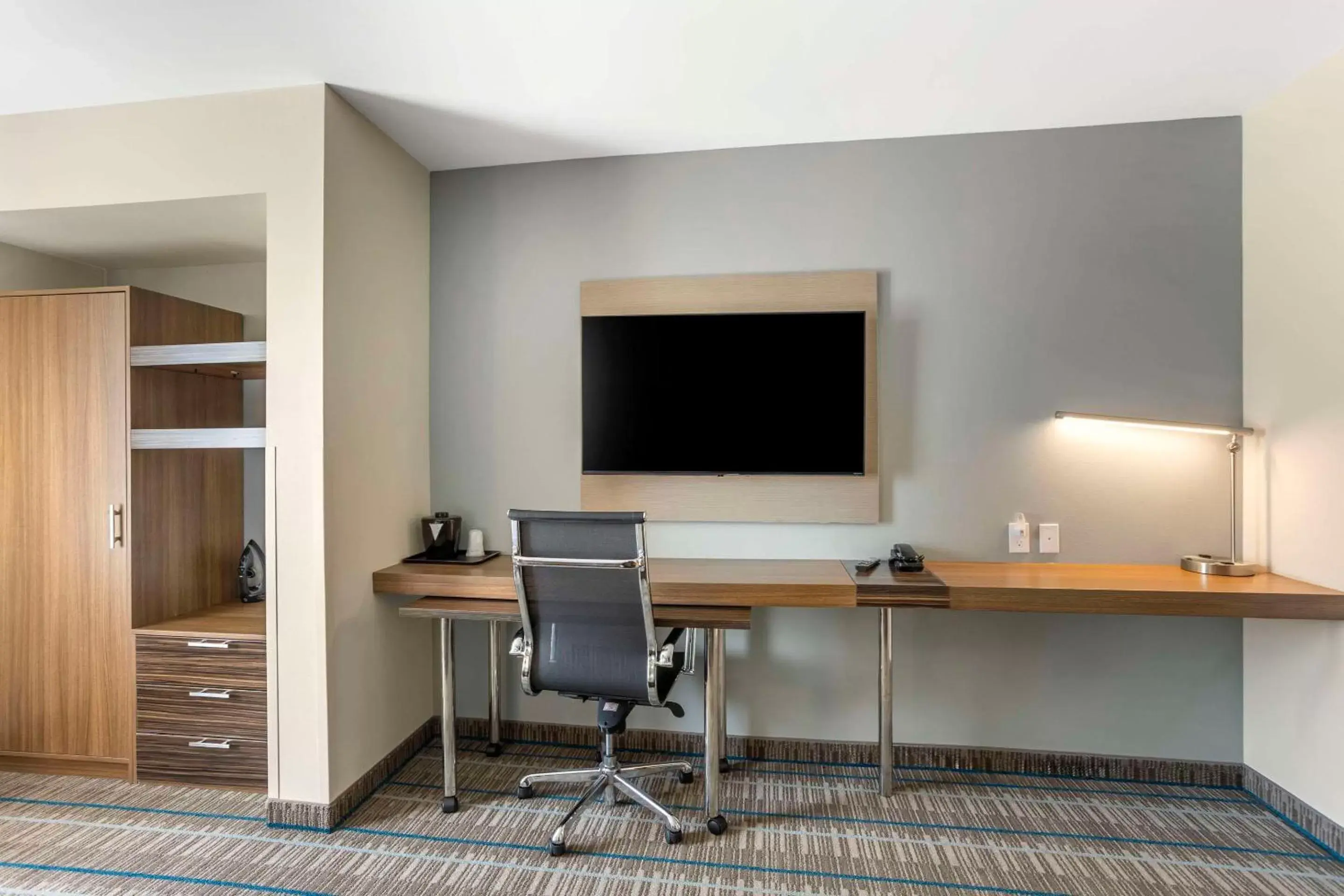 Bedroom, TV/Entertainment Center in MainStay Suites North - Central York