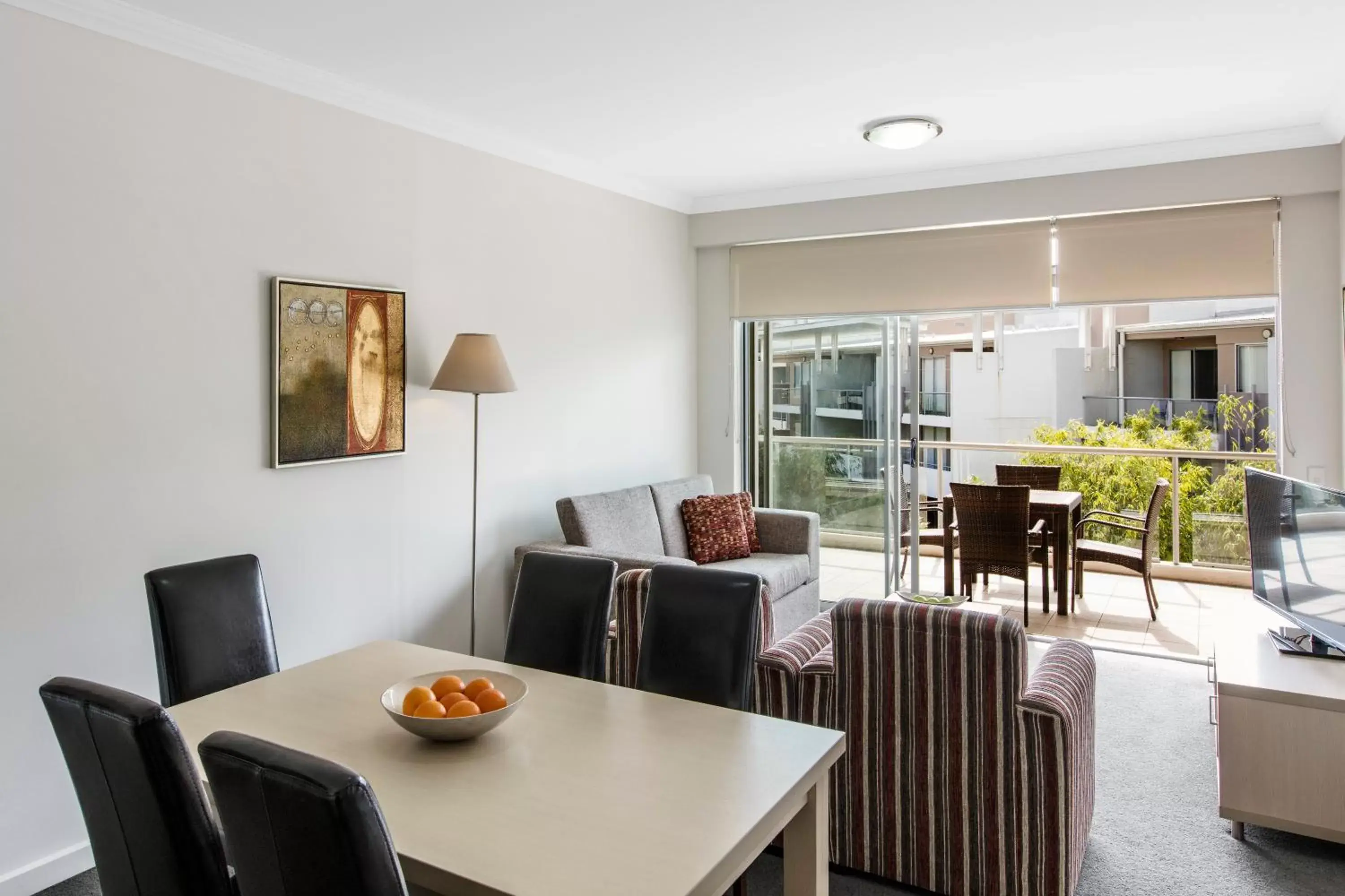 TV and multimedia in Oaks Brisbane Mews Suites