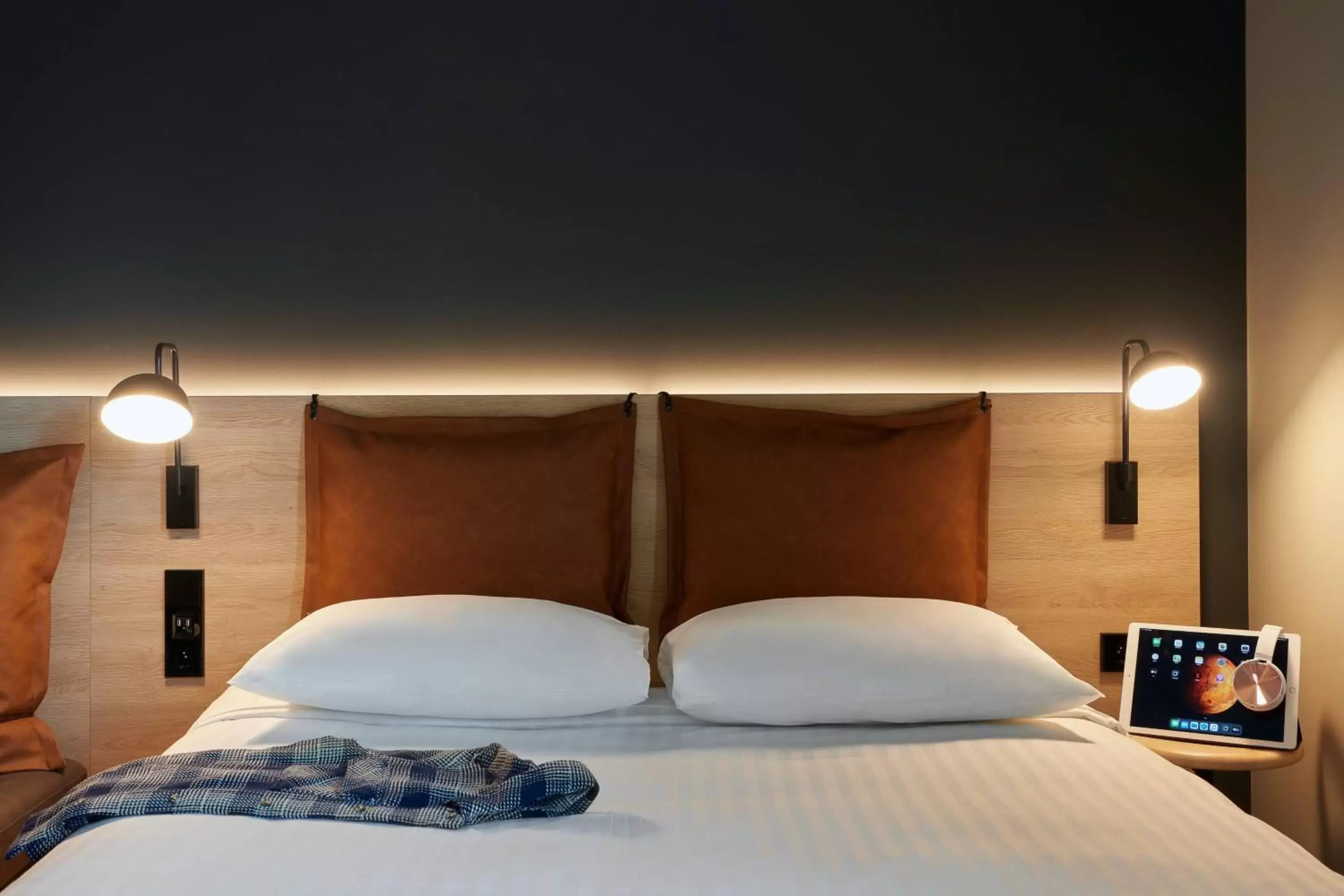 Photo of the whole room, Bed in Moxy Sophia Antipolis