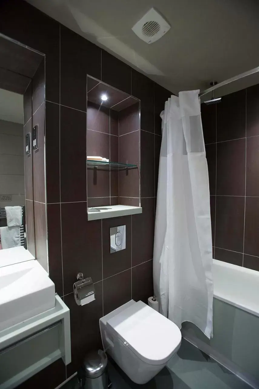 Shower, Bathroom in Jolly's Hotel Wetherspoon