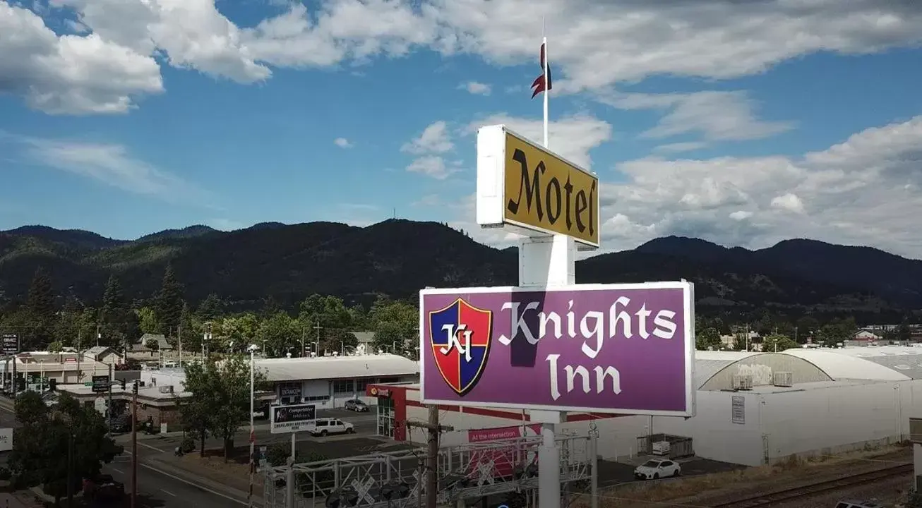 Property Logo/Sign in Knights Inn Motel