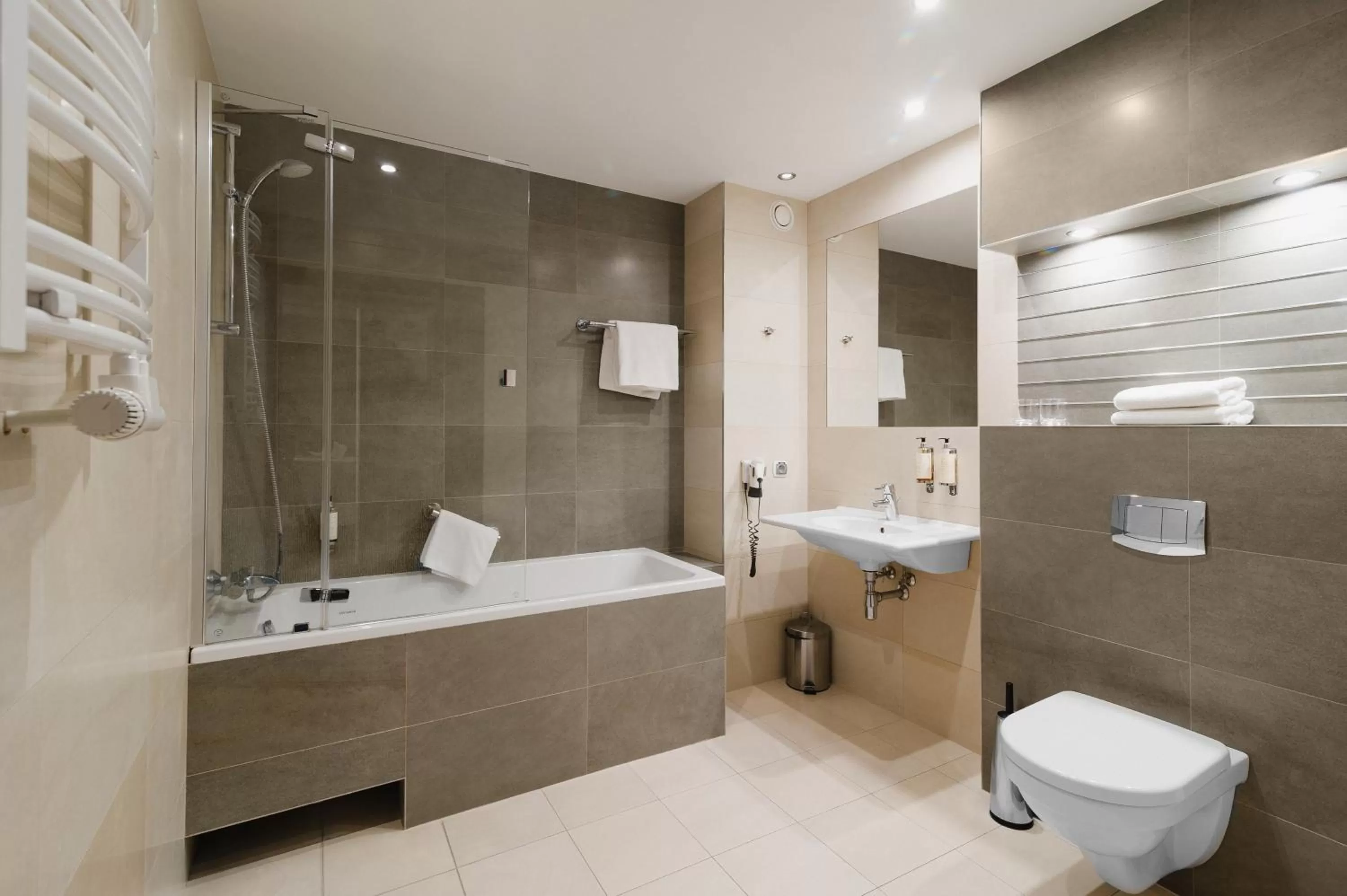 Shower in Focus Hotel Premium Elbląg