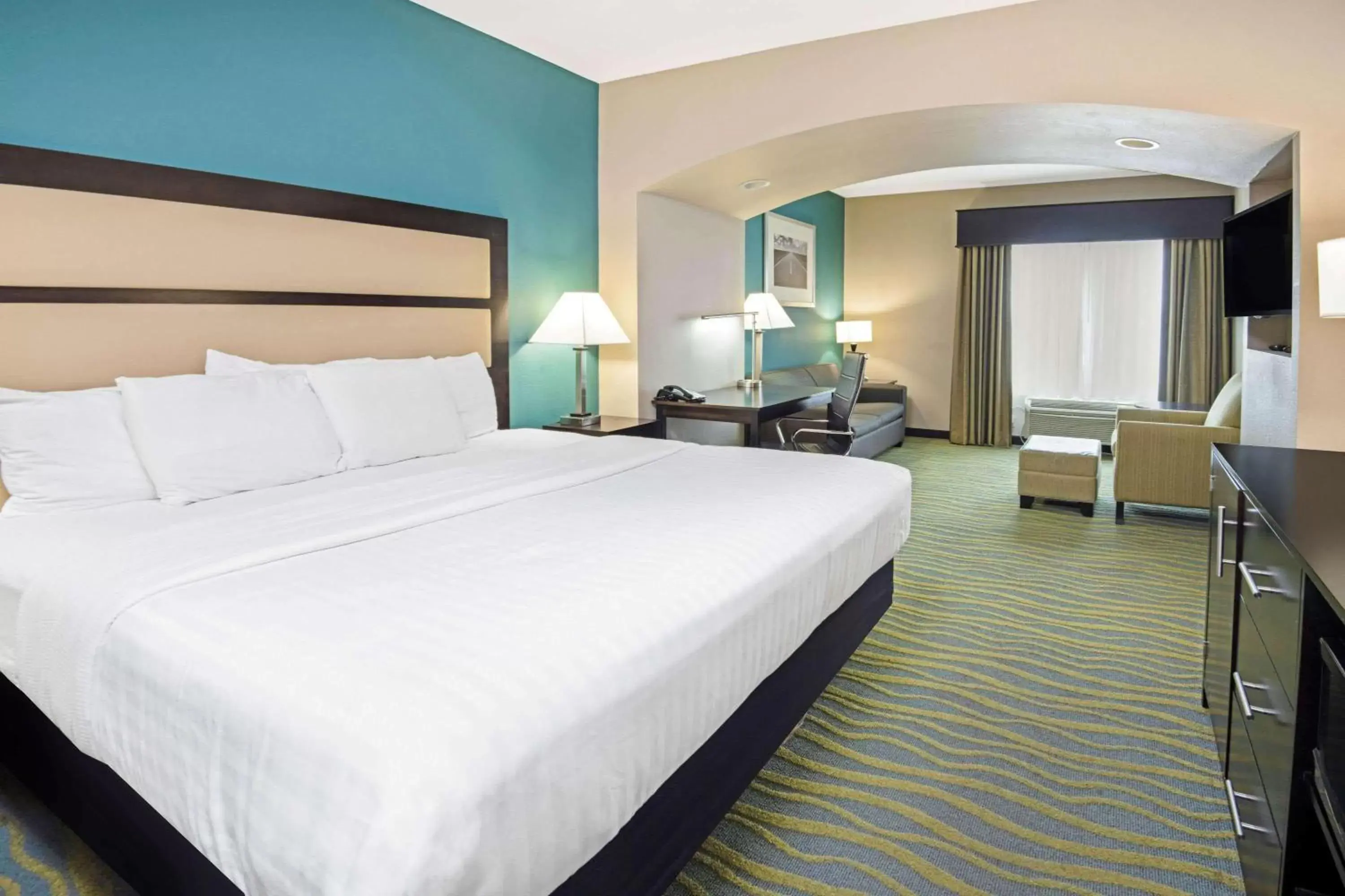 Photo of the whole room, Bed in La Quinta Inn & Suites by Wyndham Durant