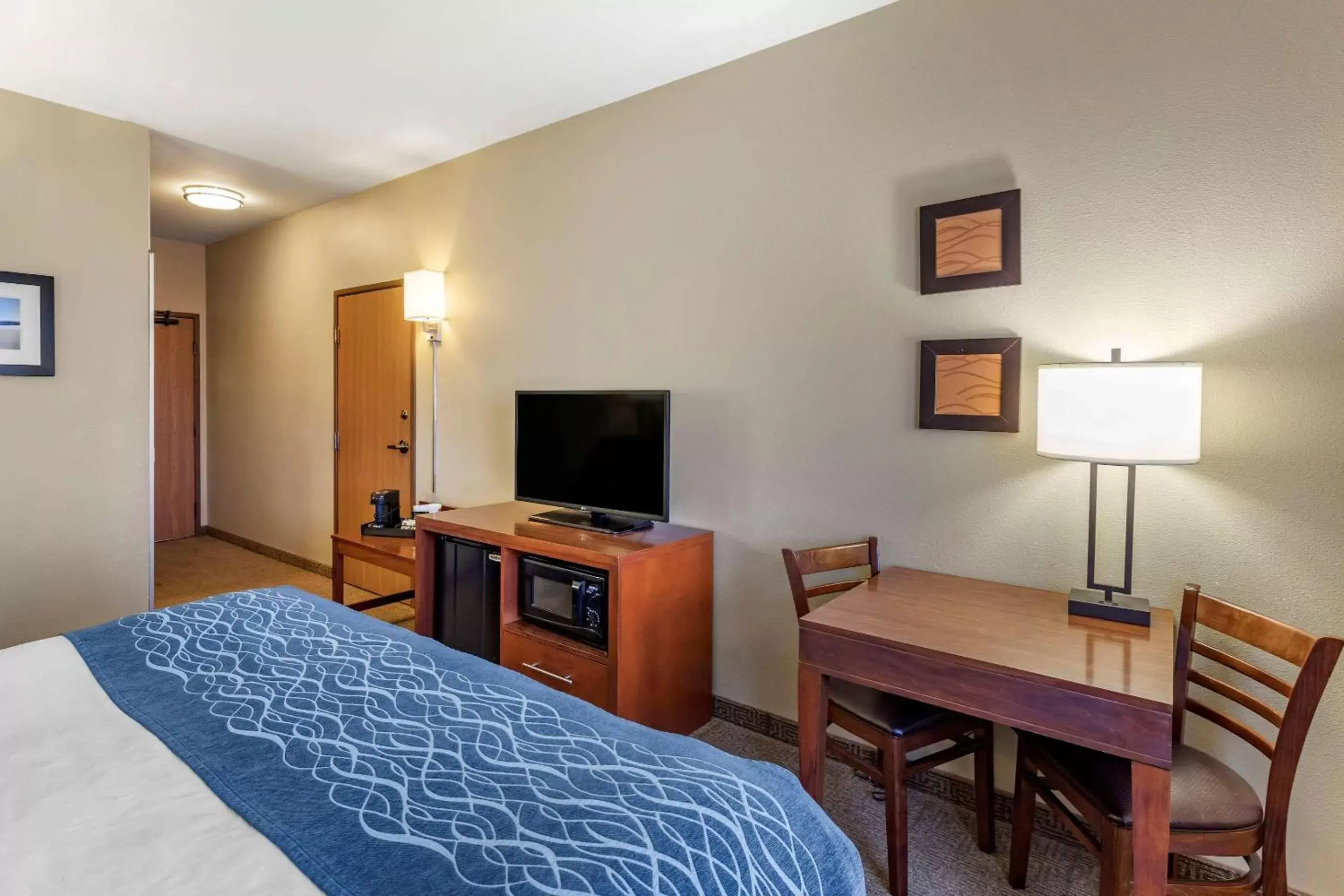 Photo of the whole room, TV/Entertainment Center in Comfort Inn Evansville-Casper