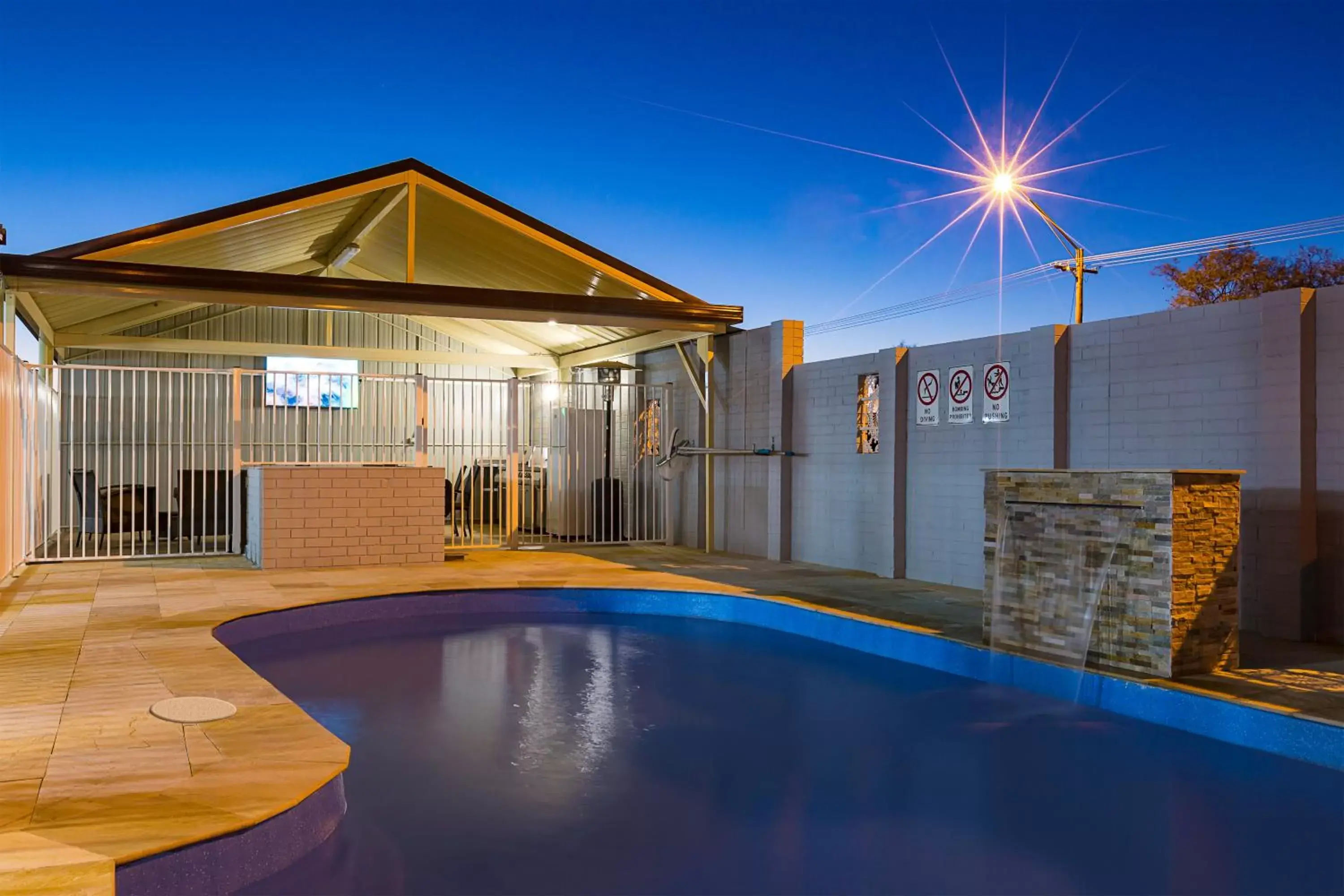 Swimming Pool in Oasis Motel