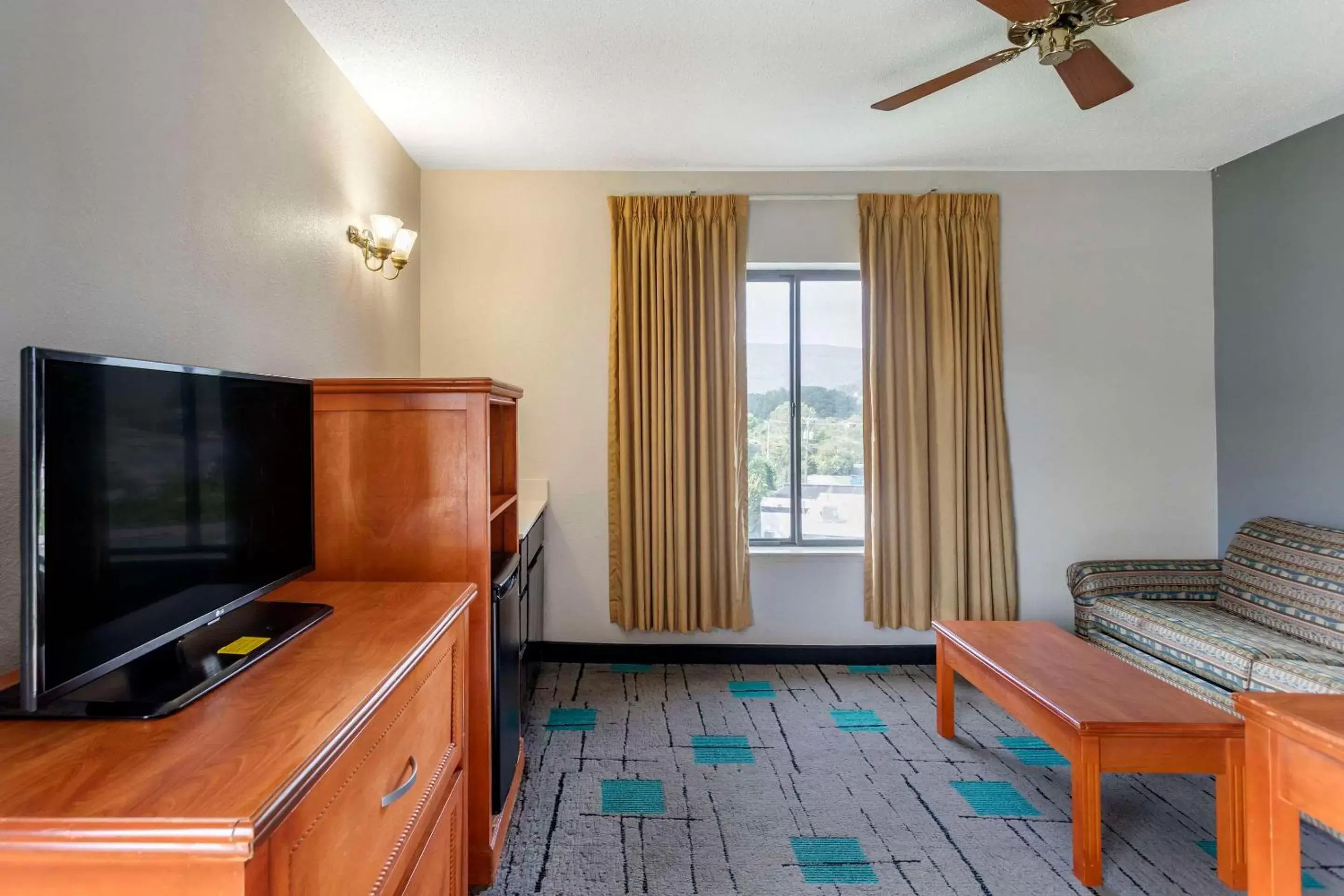 Bedroom, TV/Entertainment Center in Quality Inn & Suites Chattanooga