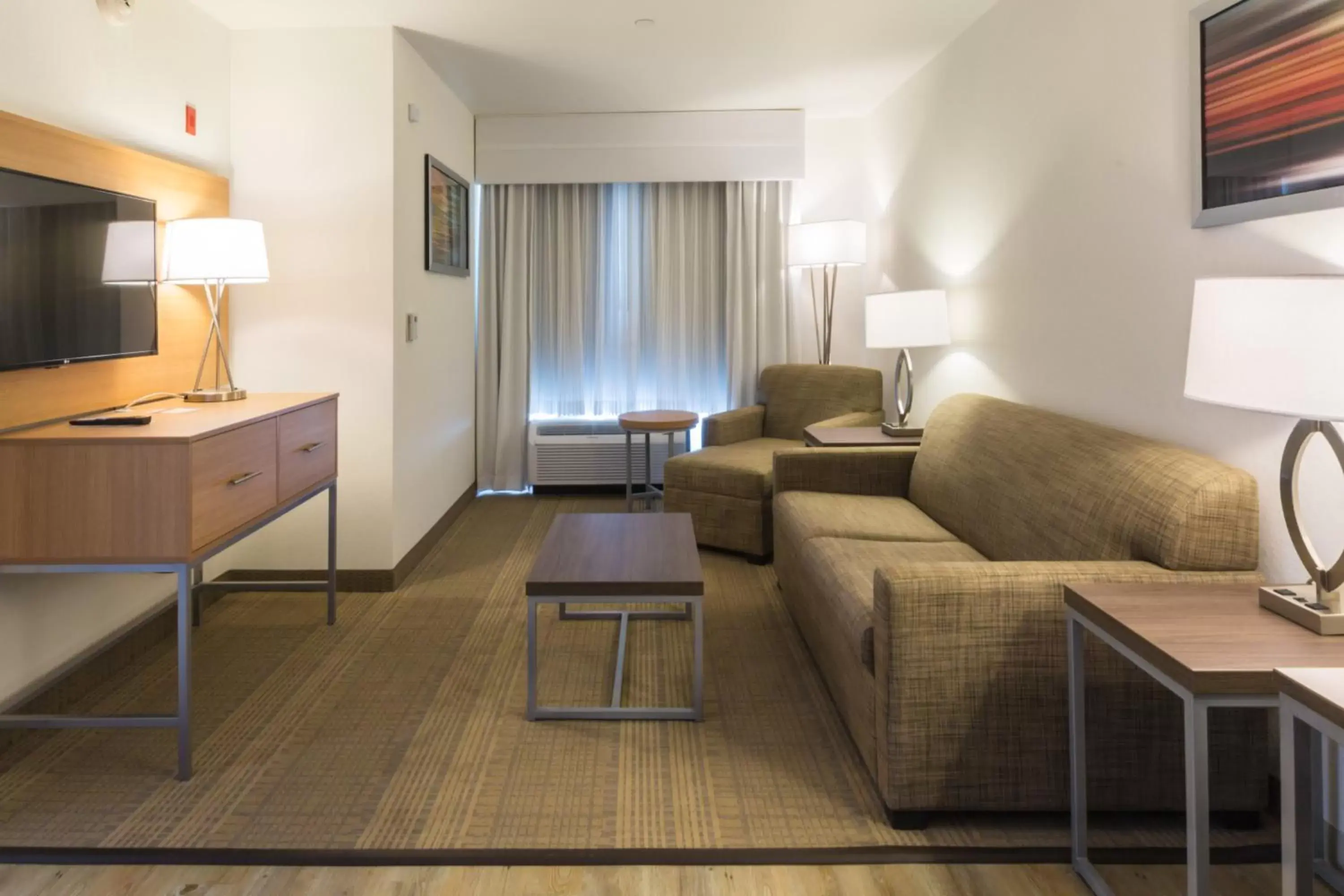 Photo of the whole room, Seating Area in Holiday Inn Morgantown-University Area, an IHG Hotel