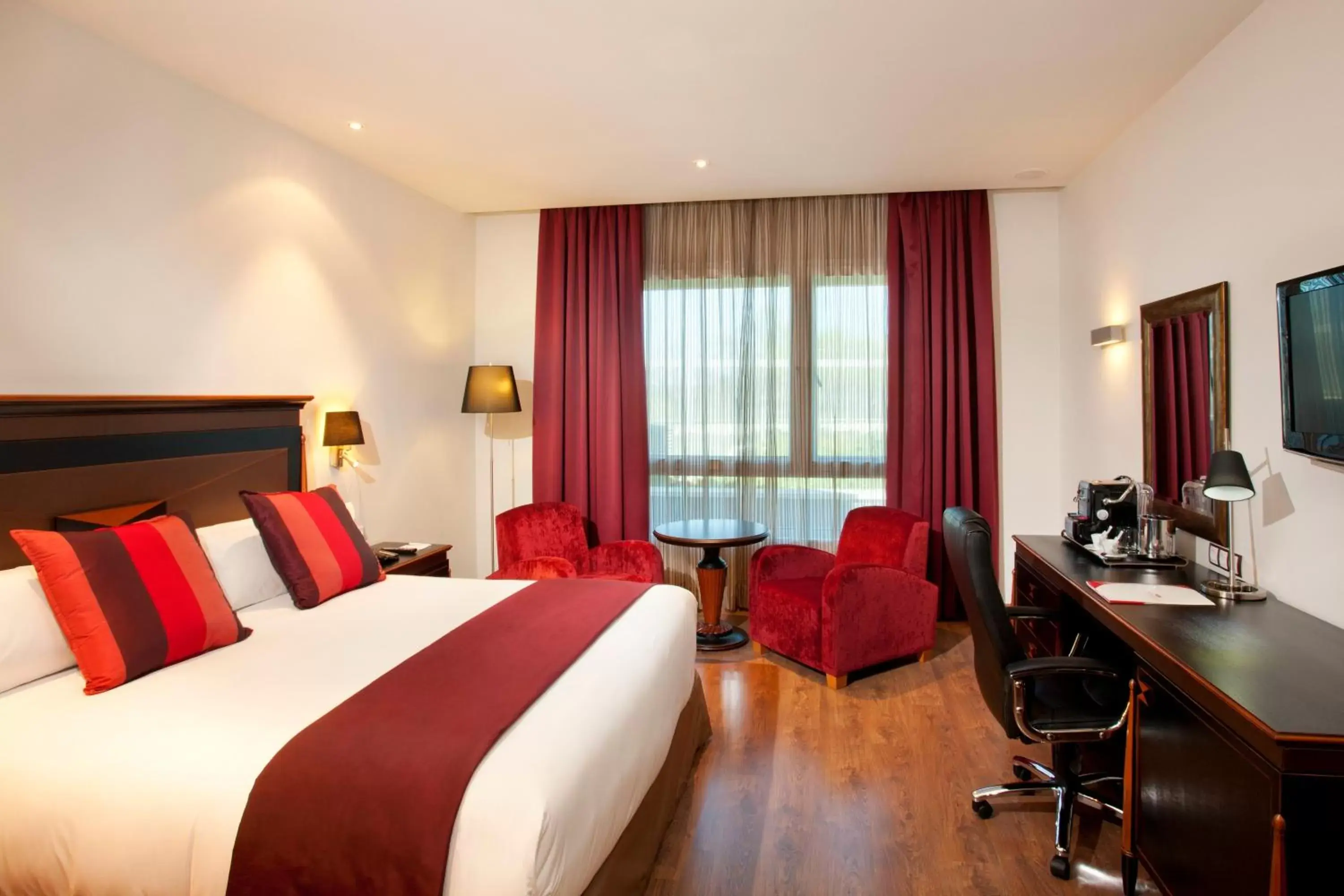 Photo of the whole room in Hotel Crowne Plaza Madrid Airport