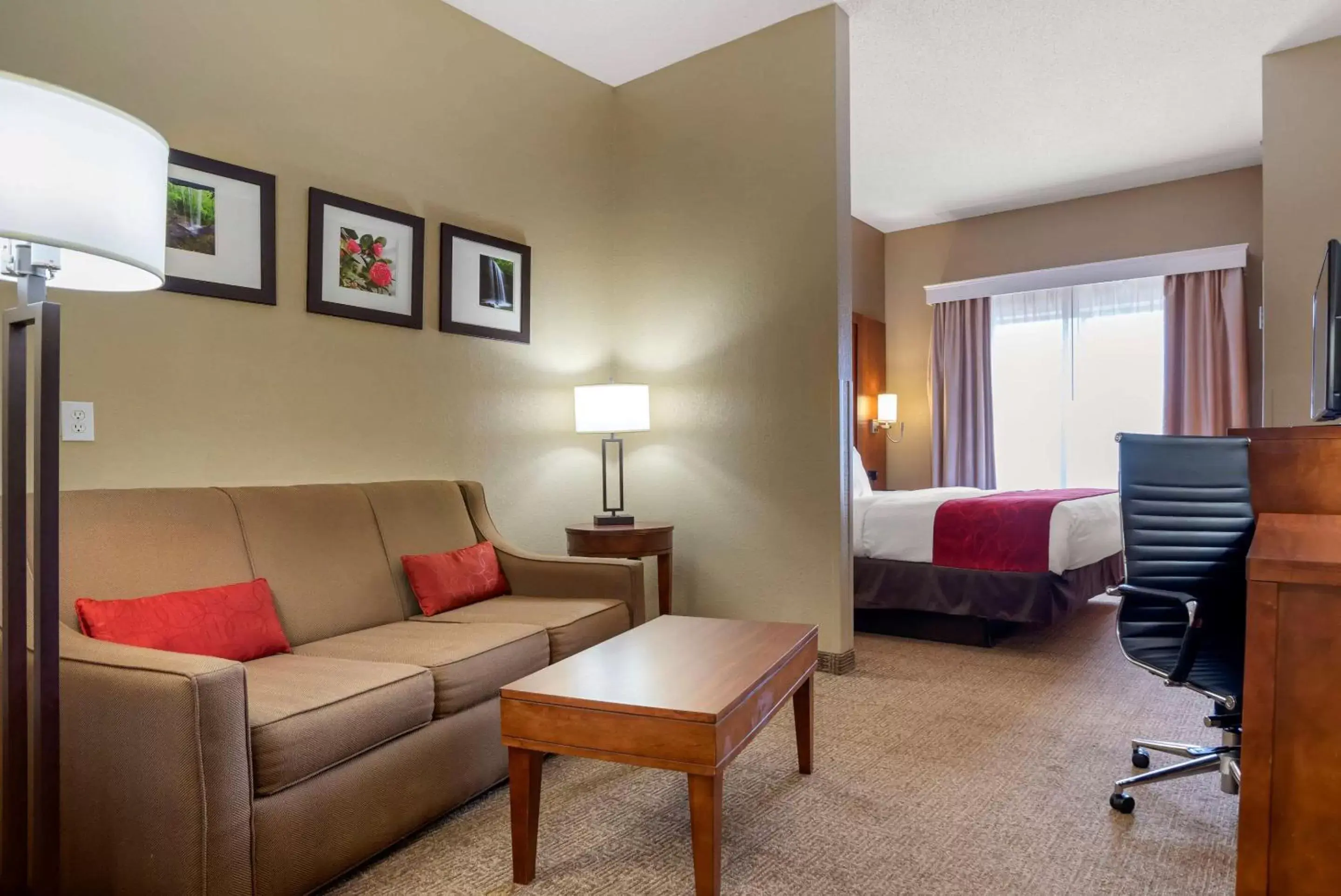 Photo of the whole room, Seating Area in Comfort Suites Oxford I-20 exit 188