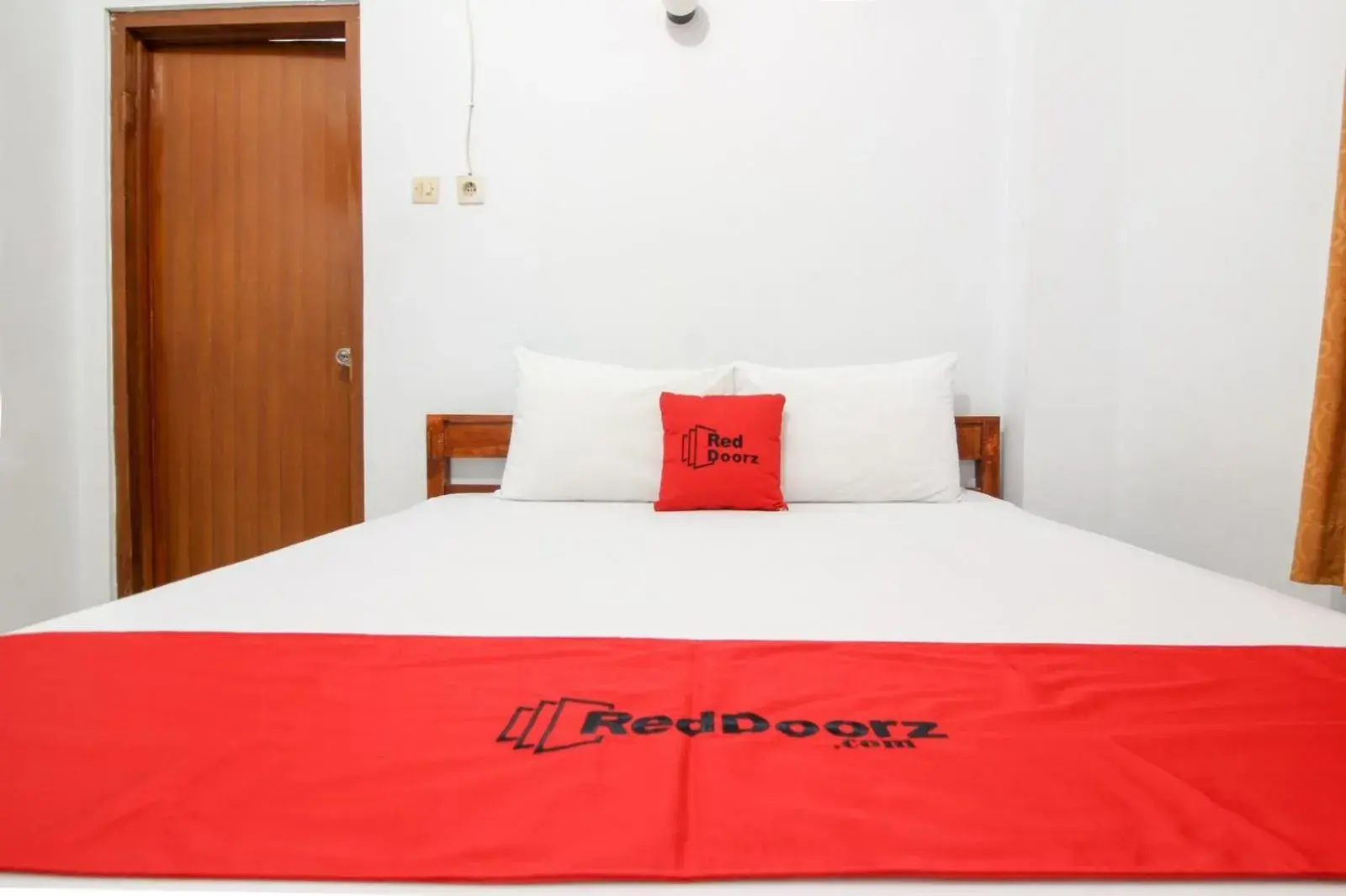 Bedroom, Bed in RedDoorz Plus near Alun Alun Selatan