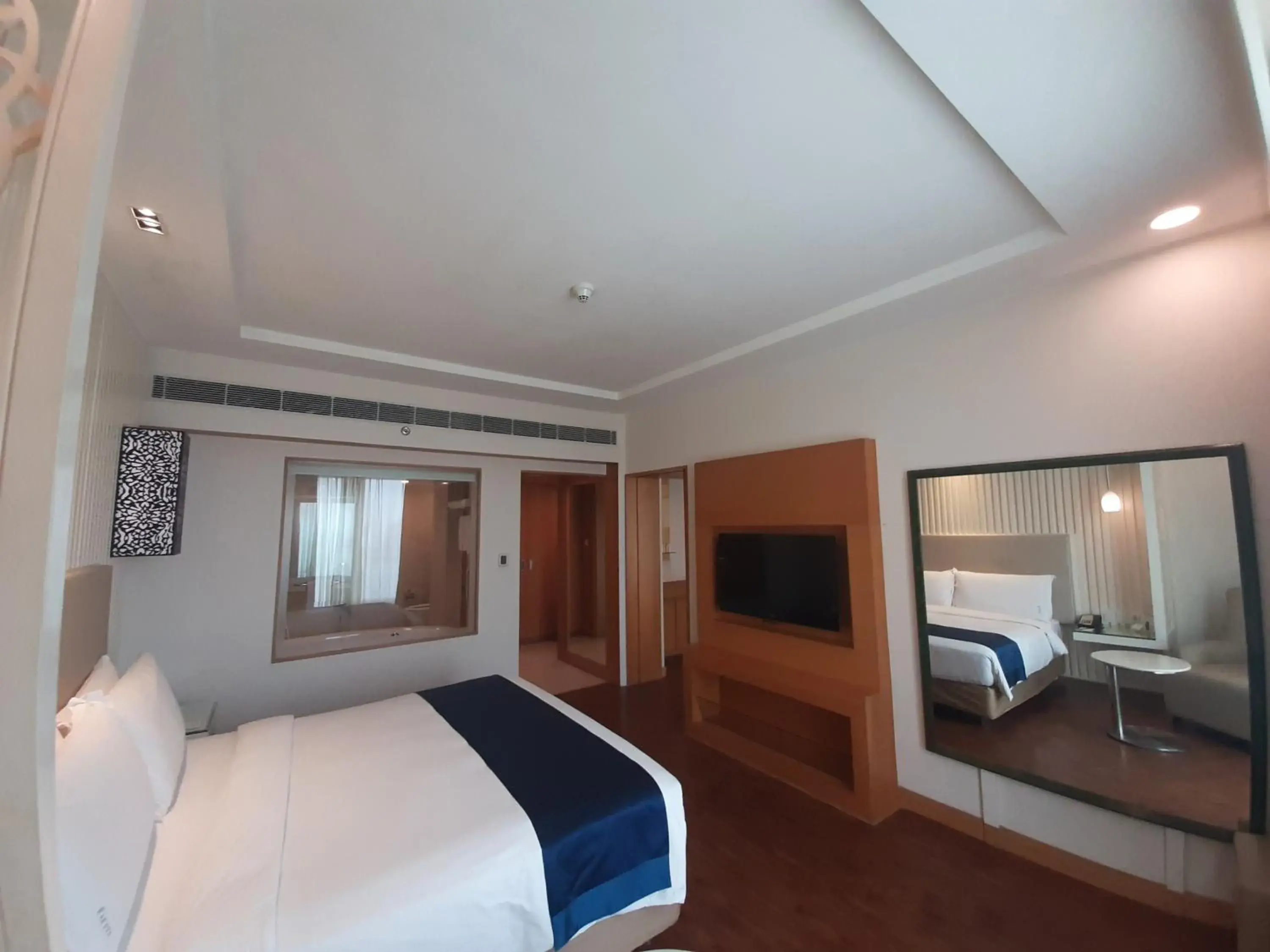 Bed, TV/Entertainment Center in Holiday Inn Amritsar Ranjit Avenue, an IHG Hotel