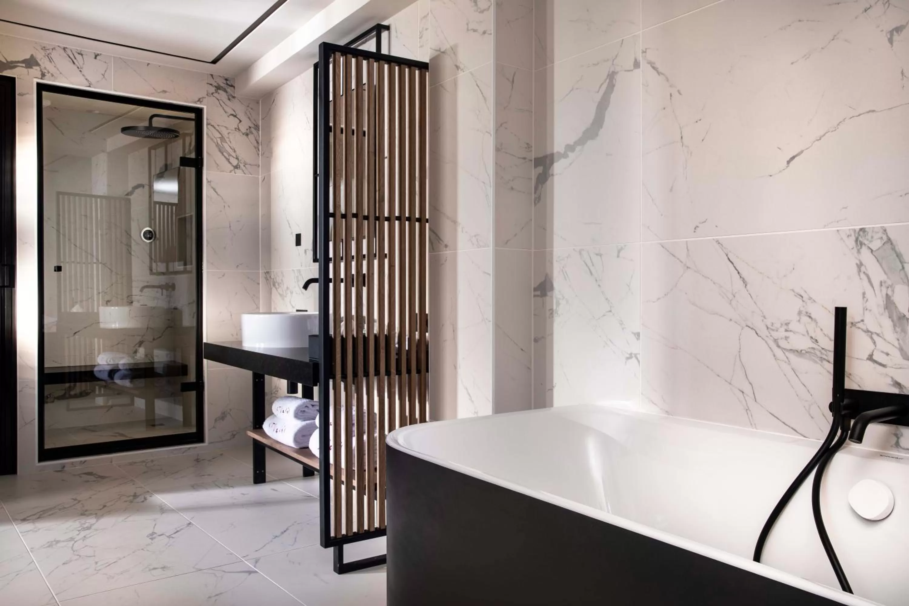 Shower in Hôtel Saint-Delis - La Maison du Peintre - Relais & Châteaux