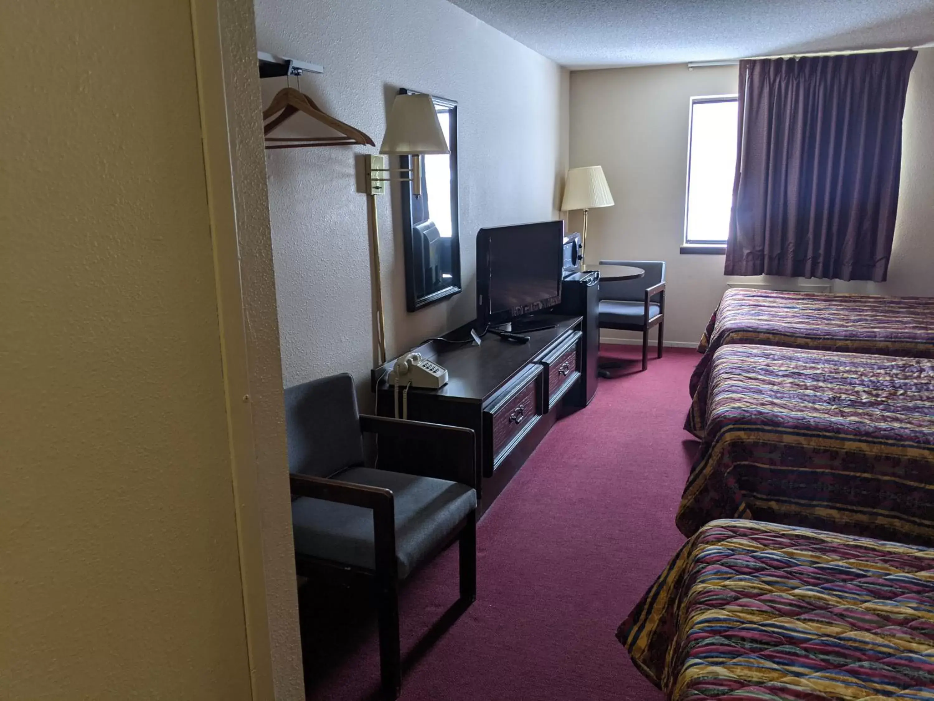 Guests, TV/Entertainment Center in Super 8 by Wyndham Shelbyville