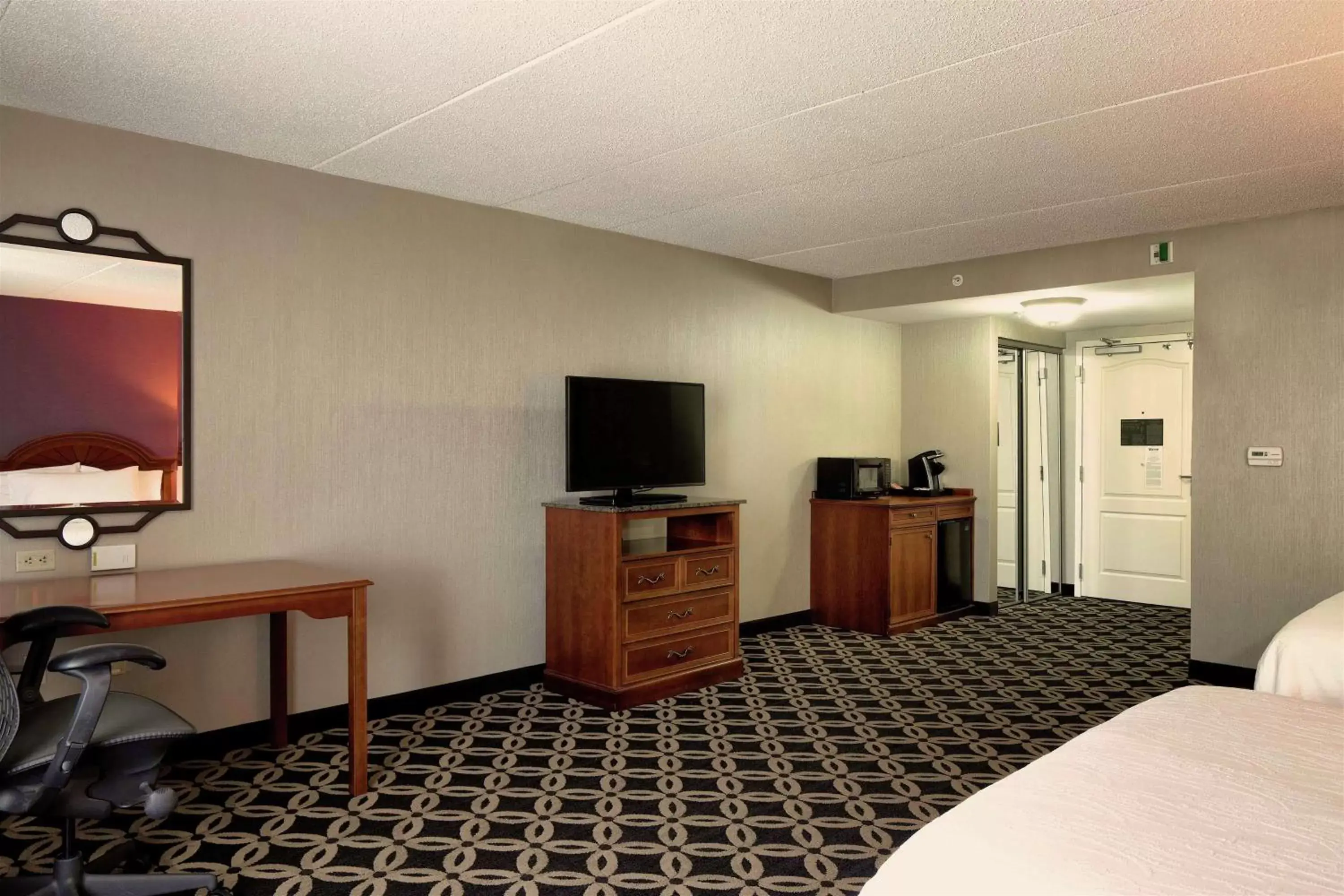 Bedroom, TV/Entertainment Center in Hilton Garden Inn Auburn Riverwatch