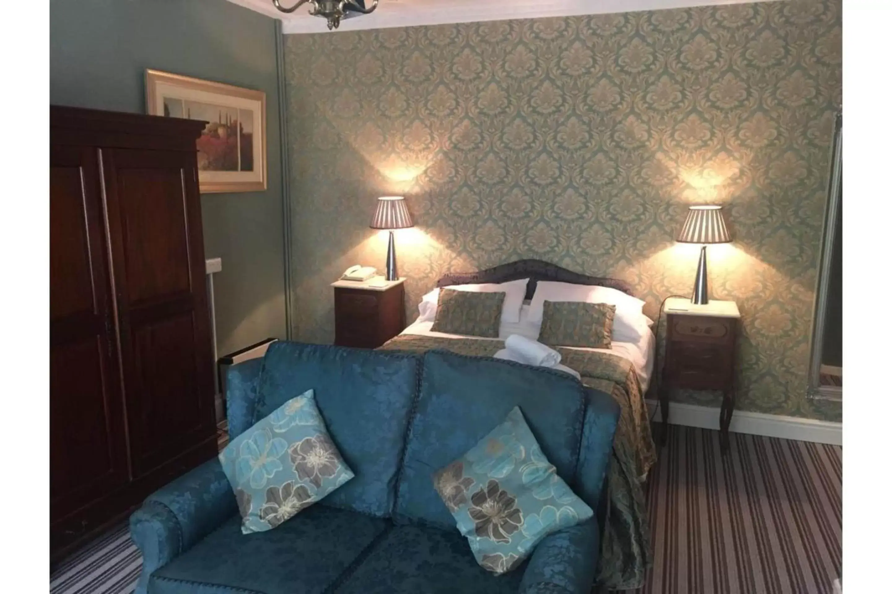 Bedroom, Bed in OYO Lamphey Hall Hotel