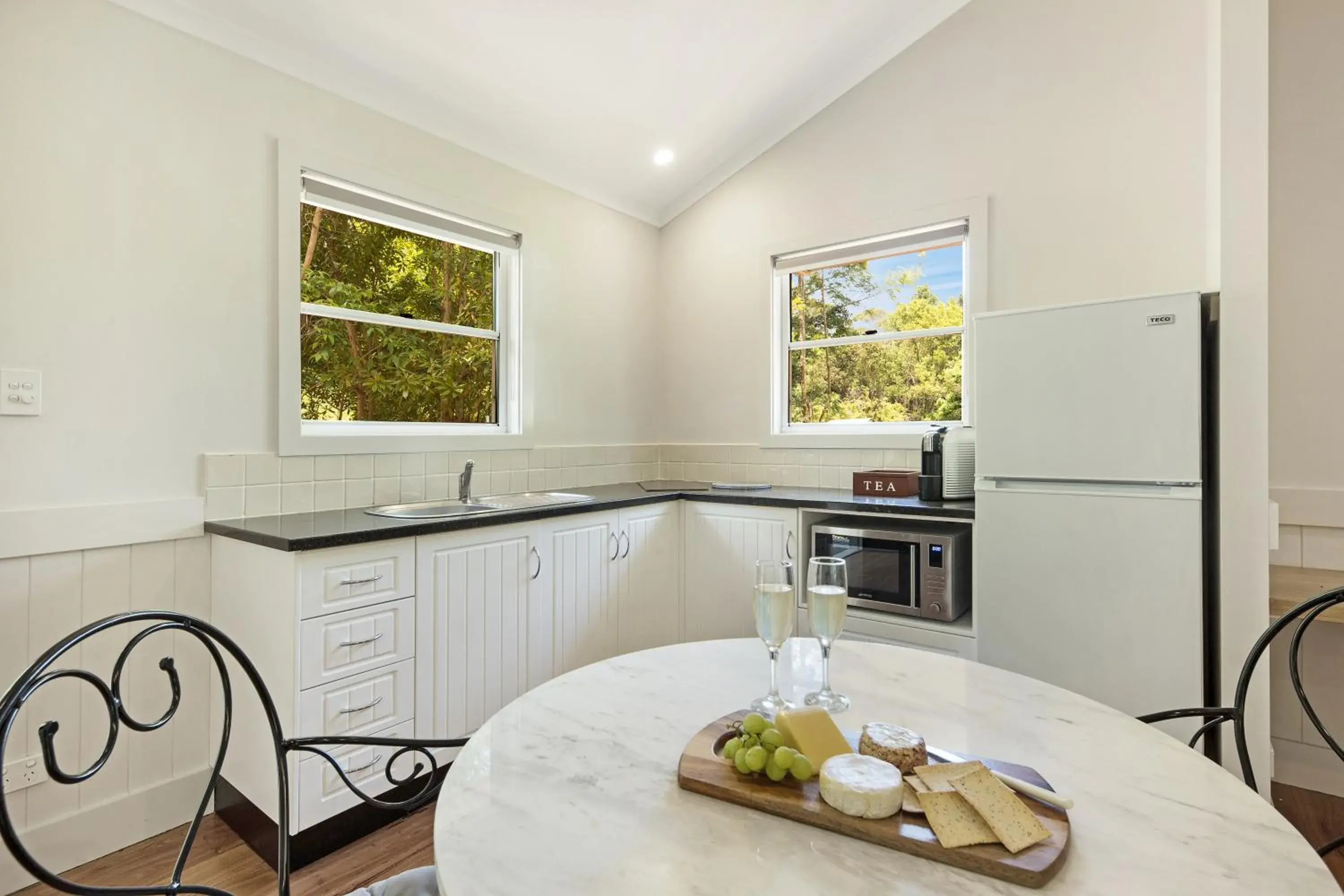 Kitchen or kitchenette, Dining Area in Clouds Montville