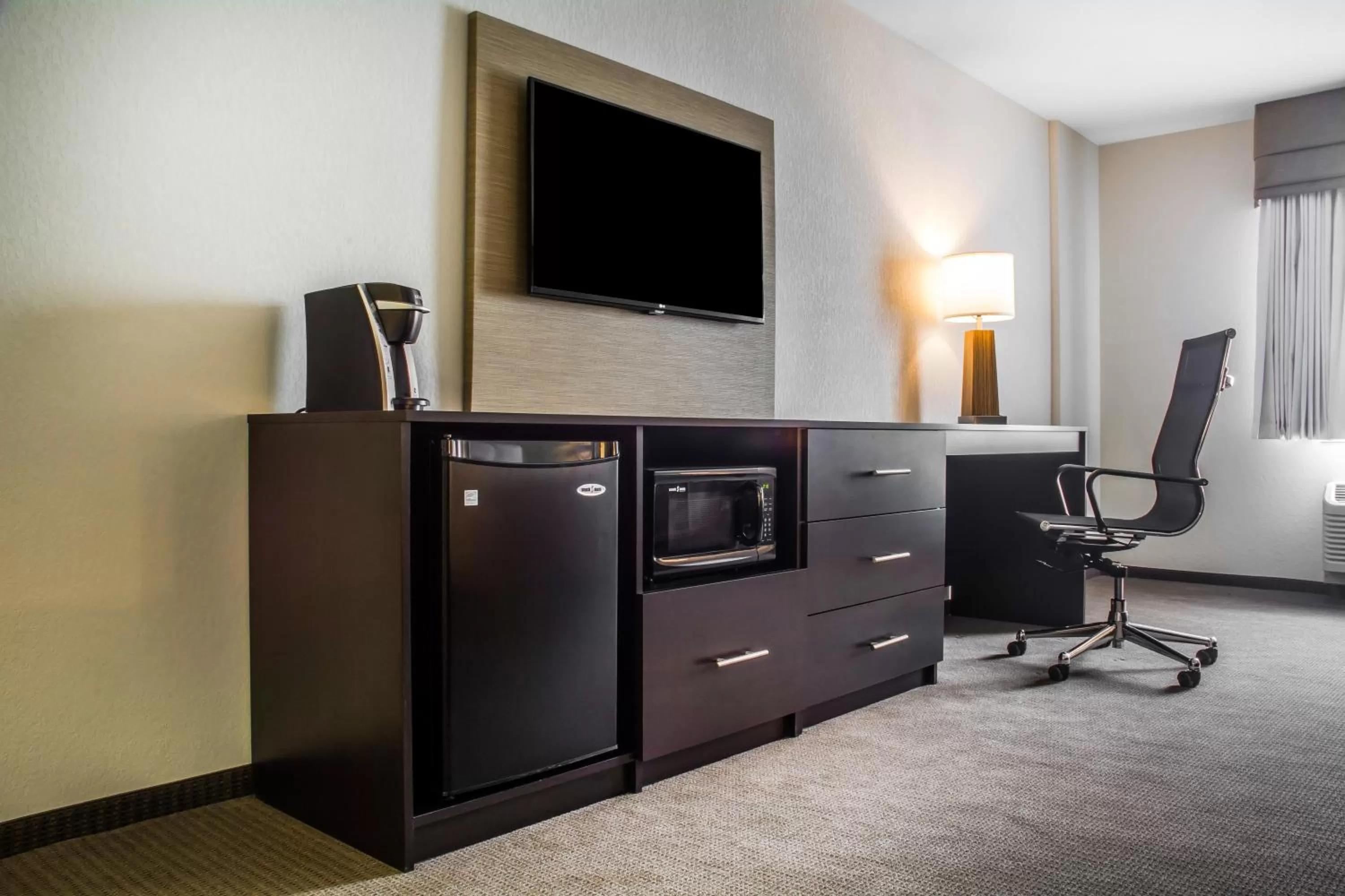 TV and multimedia in Sleep Inn & Suites Syracuse Airport