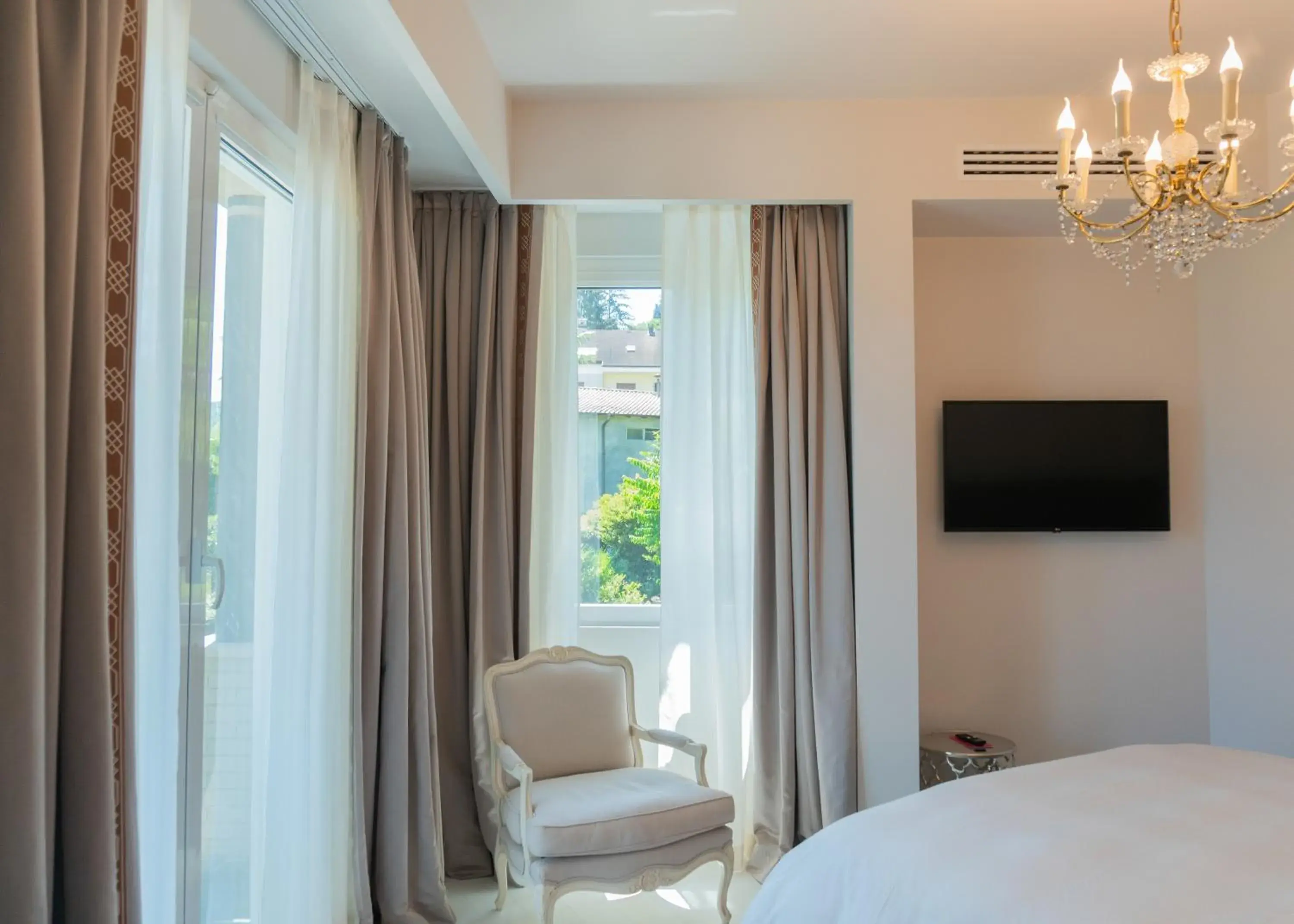 Bedroom, TV/Entertainment Center in Hotel Villa E Palazzo Aminta