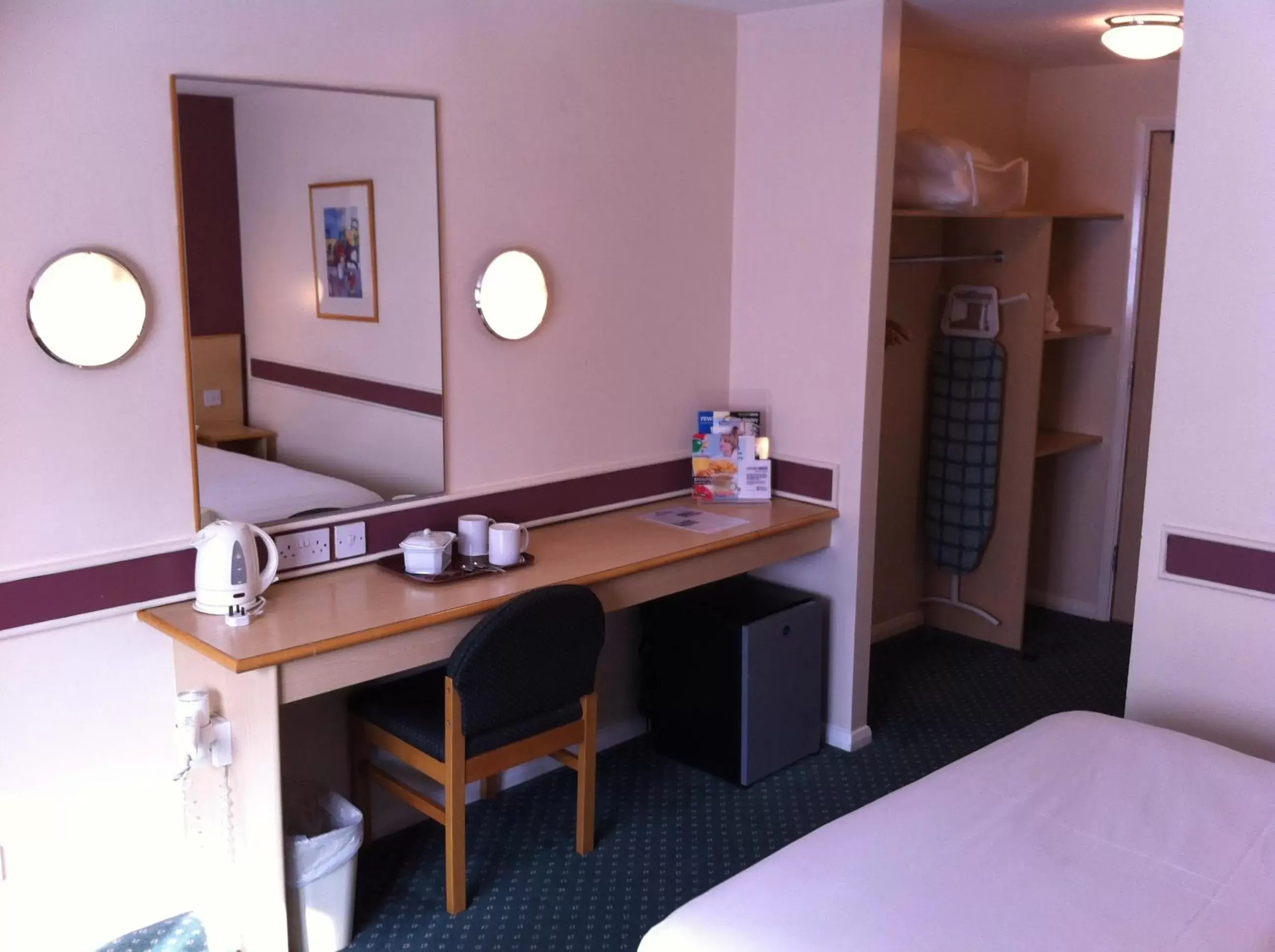 Bed, TV/Entertainment Center in Days Inn Hotel Sheffield South