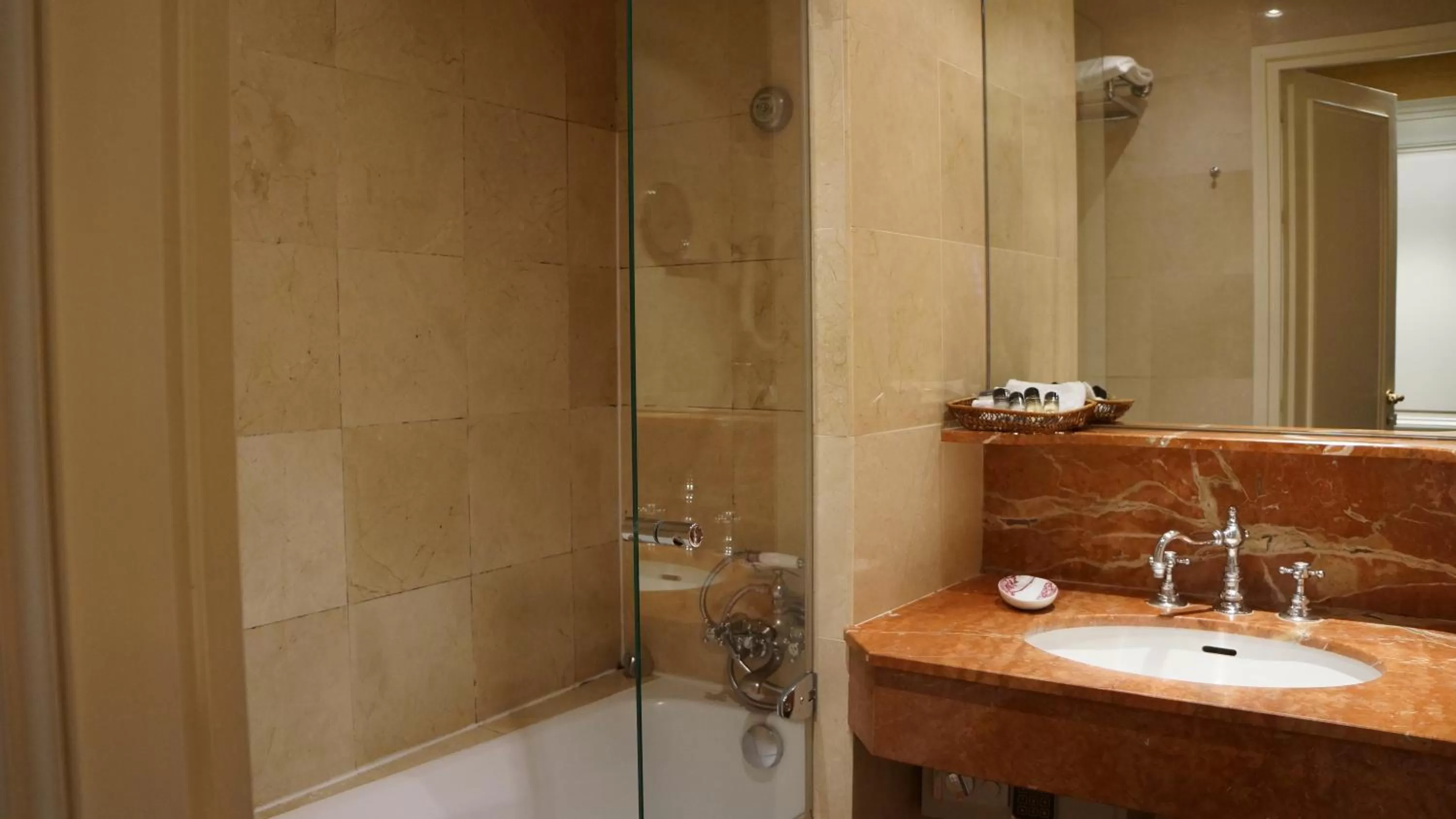 Bathroom in Le Relais Médicis