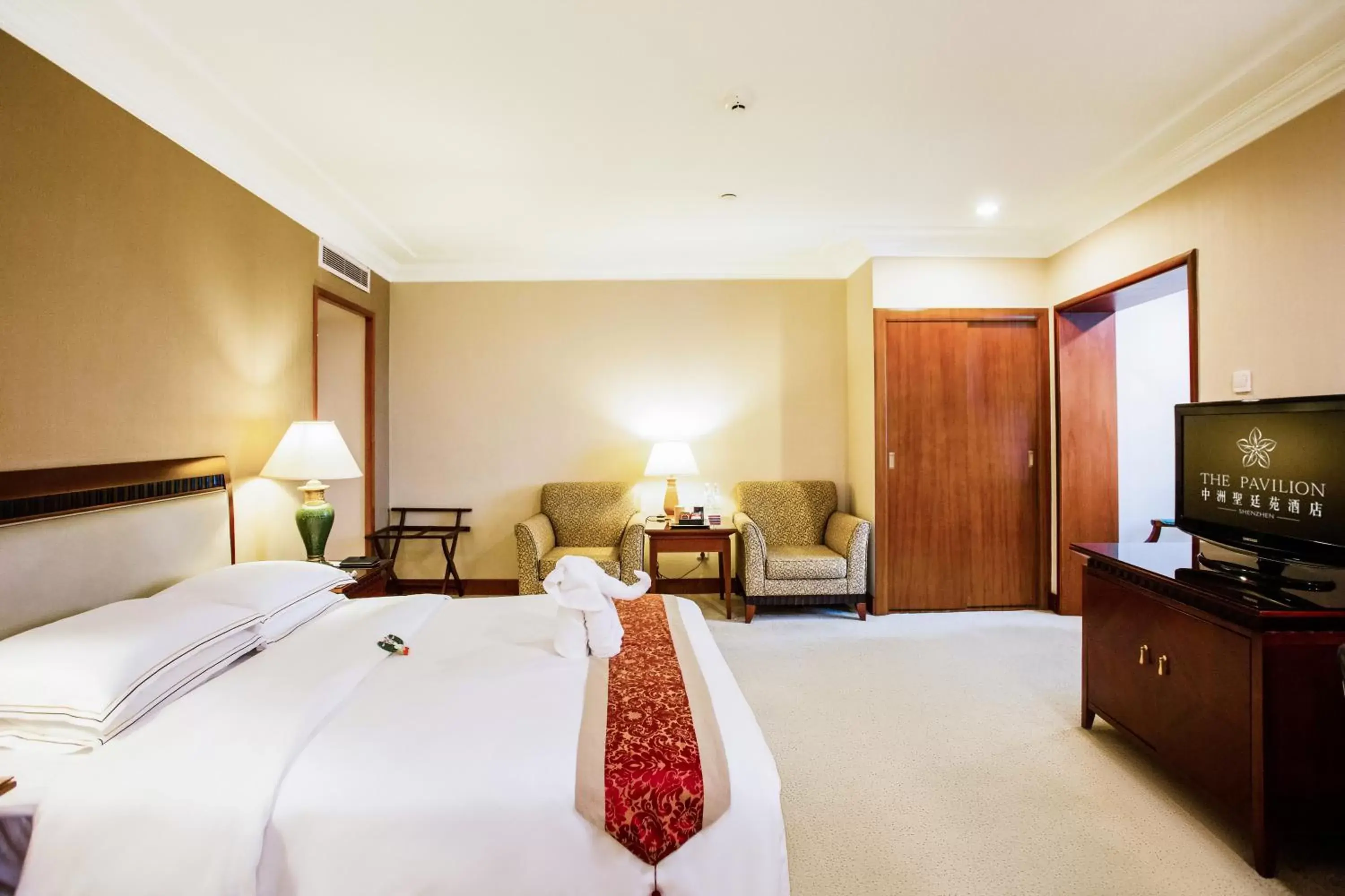 Photo of the whole room, Bed in The Pavilion Hotel Shenzhen (Huaqiang NorthBusiness Zone)