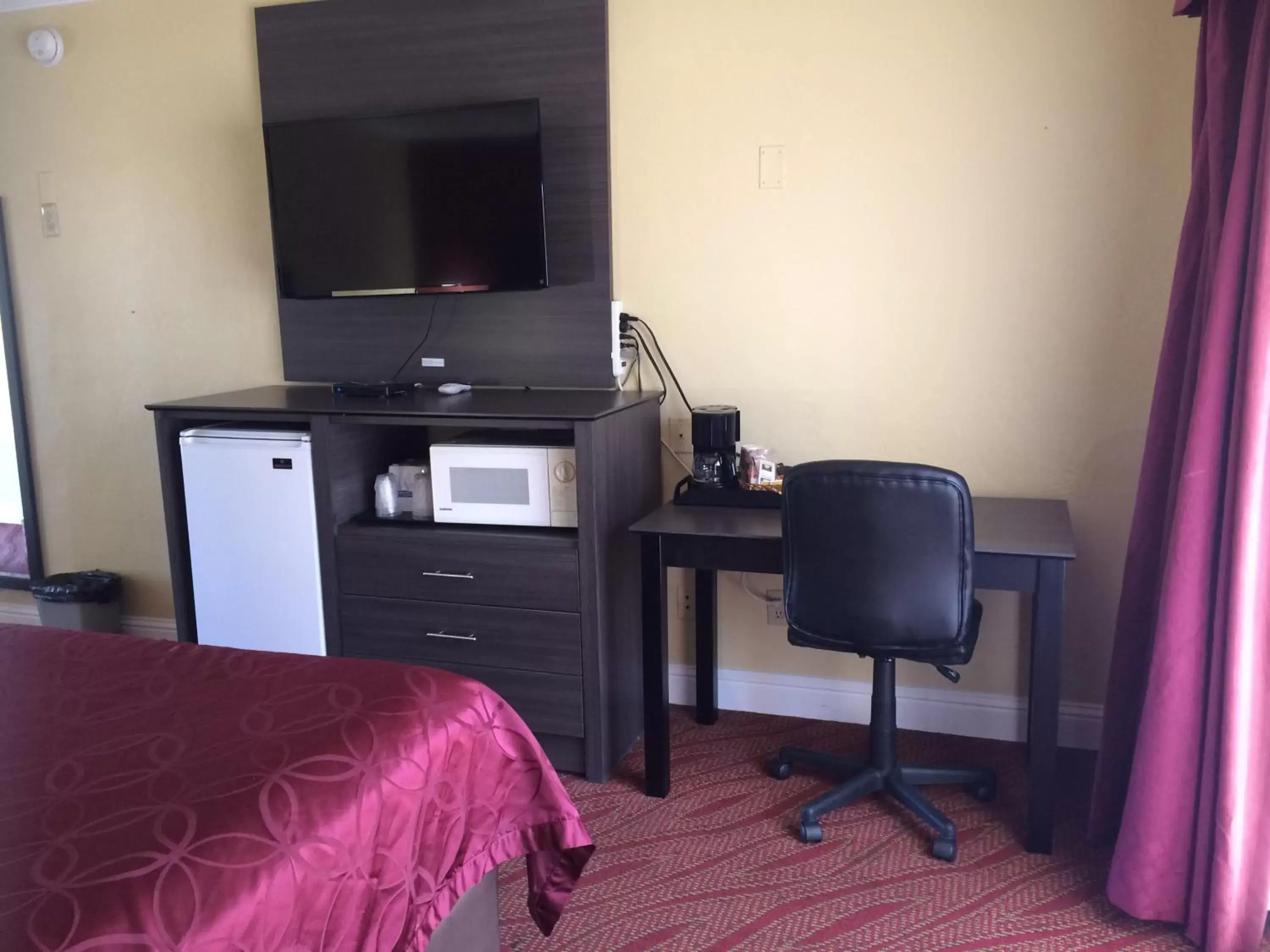 TV and multimedia, TV/Entertainment Center in Americas Best Value Presidents Inn on Munras