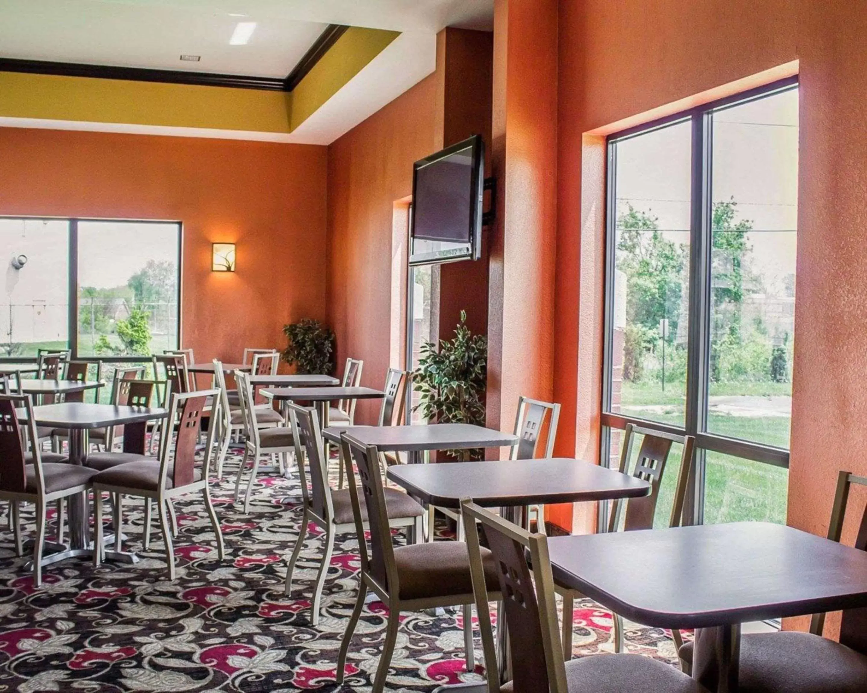 Restaurant/Places to Eat in Comfort Suites Columbus East Broad