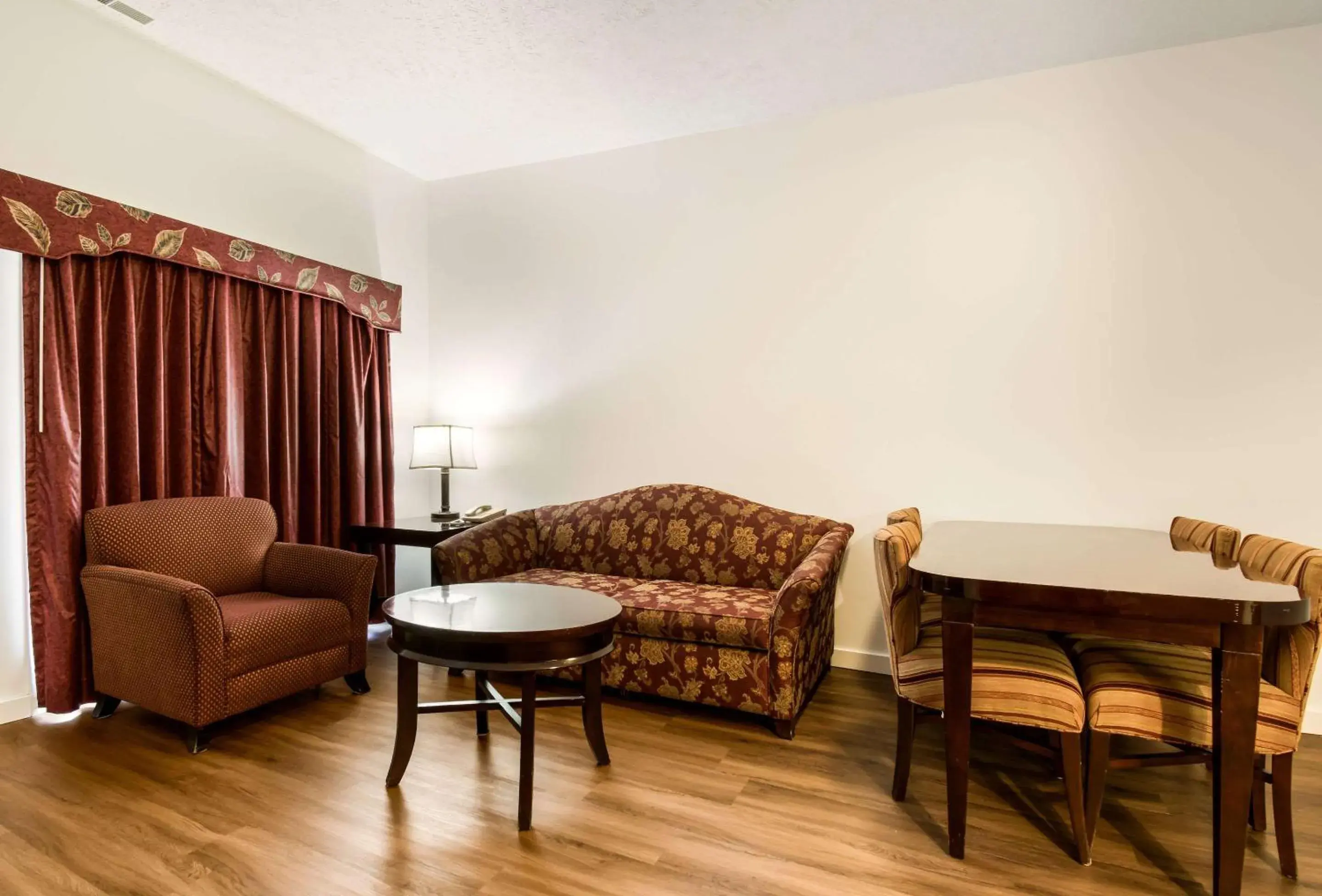 Photo of the whole room, Seating Area in Econo Lodge Inn & Suites Pocono near Lake Harmony