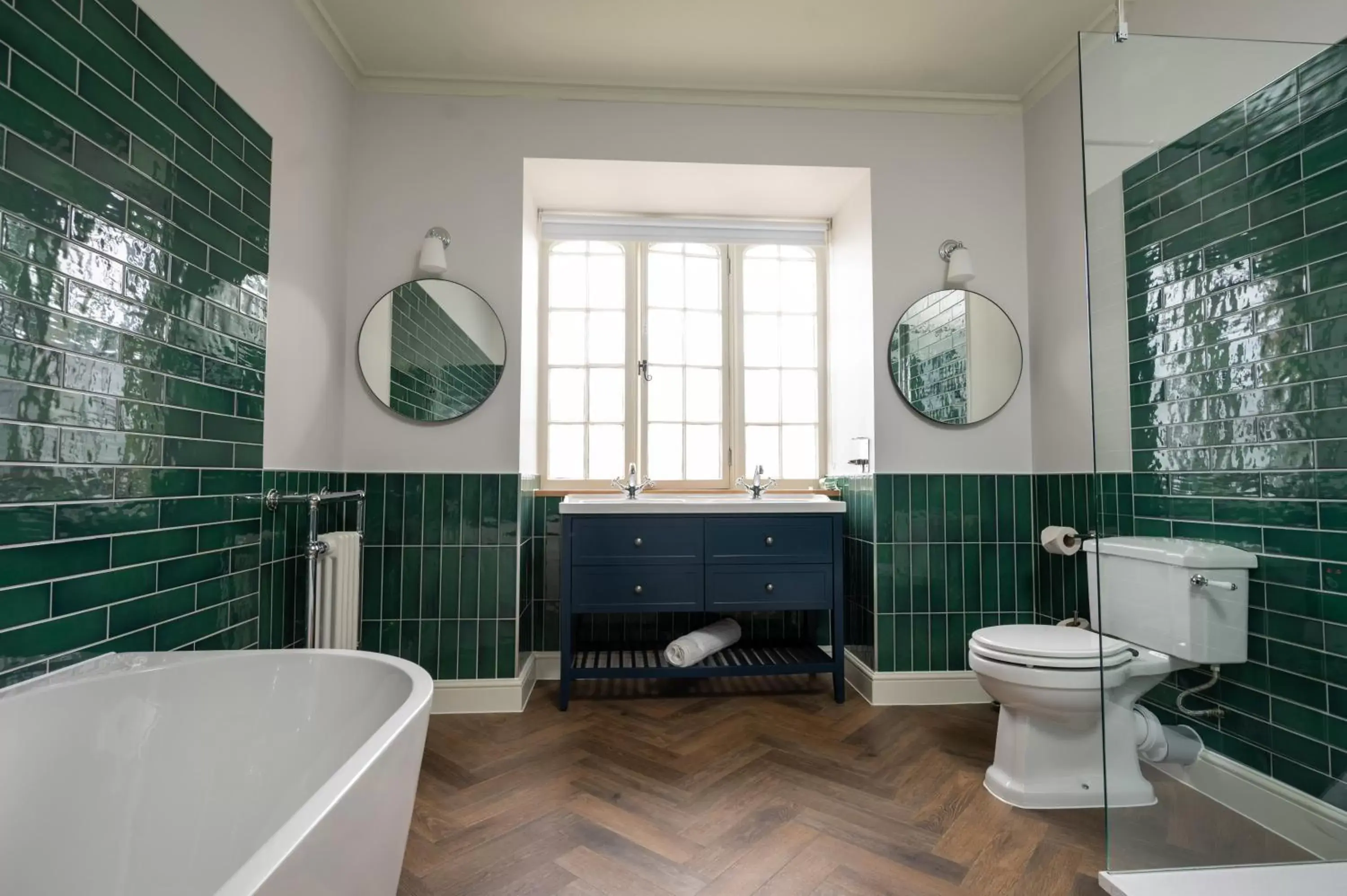 Bathroom in The Royal Inn by Chef & Brewer Collection