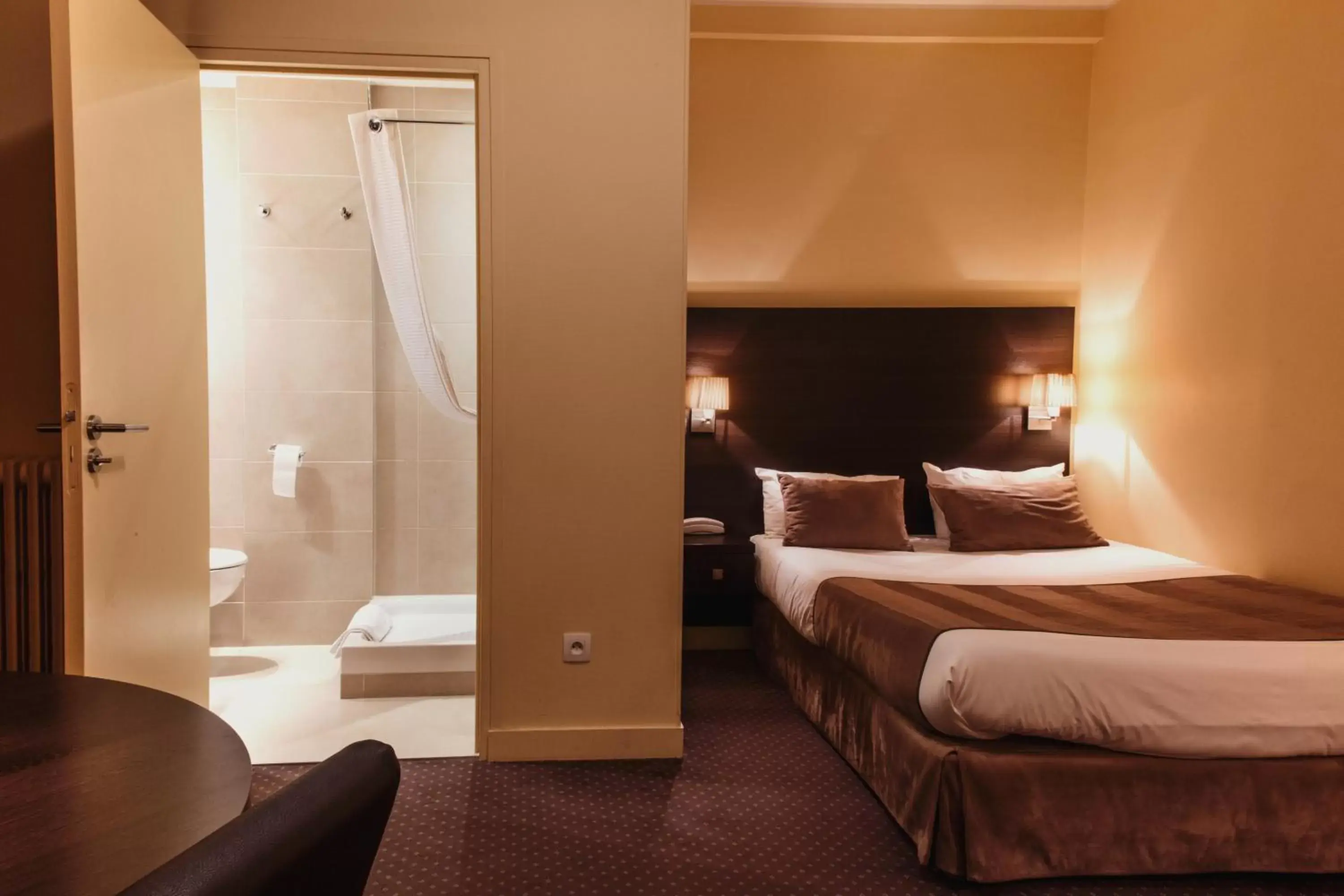 Bathroom, Bed in Hotel Astrid Caen centre