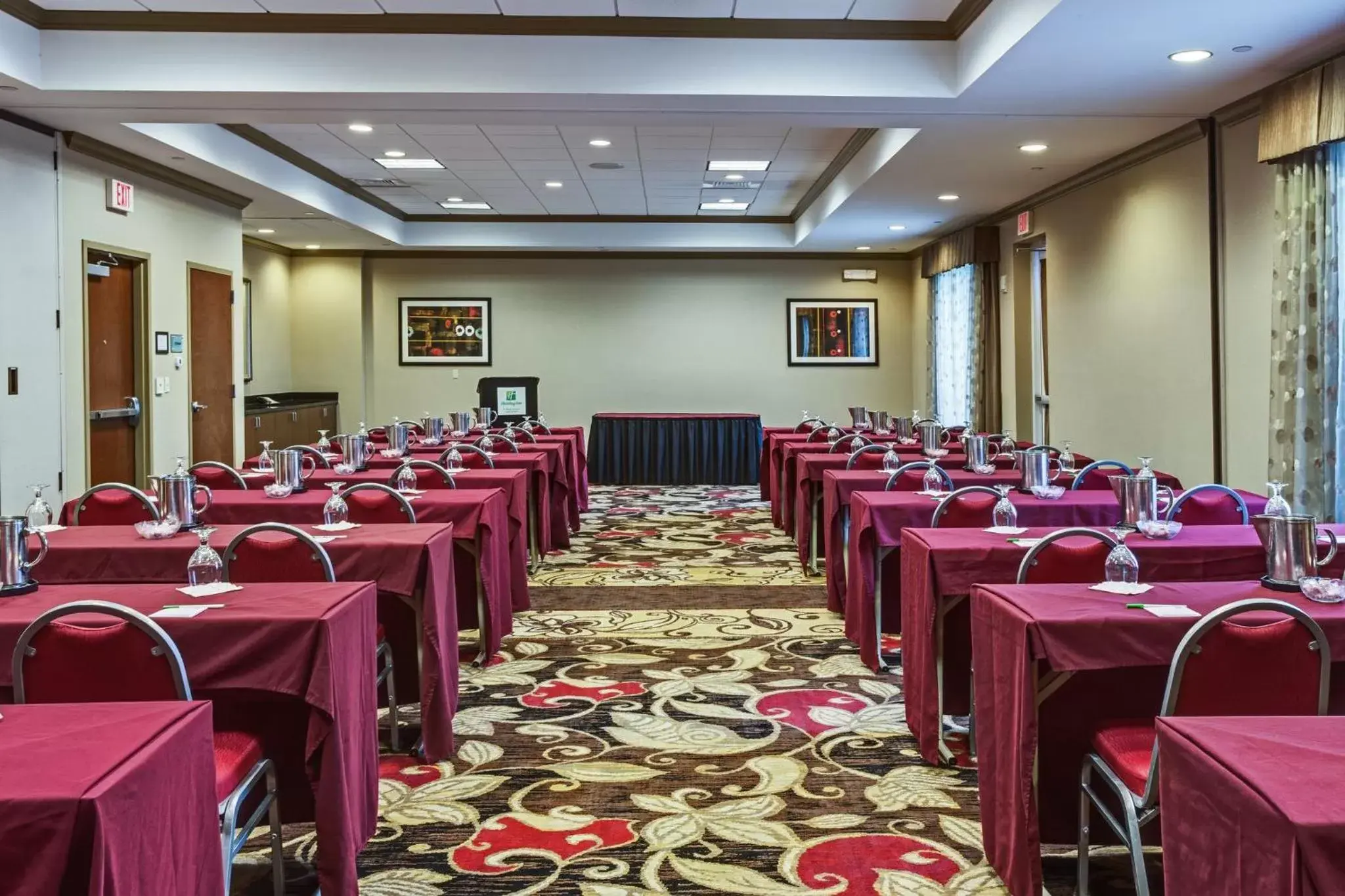 Meeting/conference room in Crowne Plaza Fort Myers Gulf Coast, an IHG Hotel