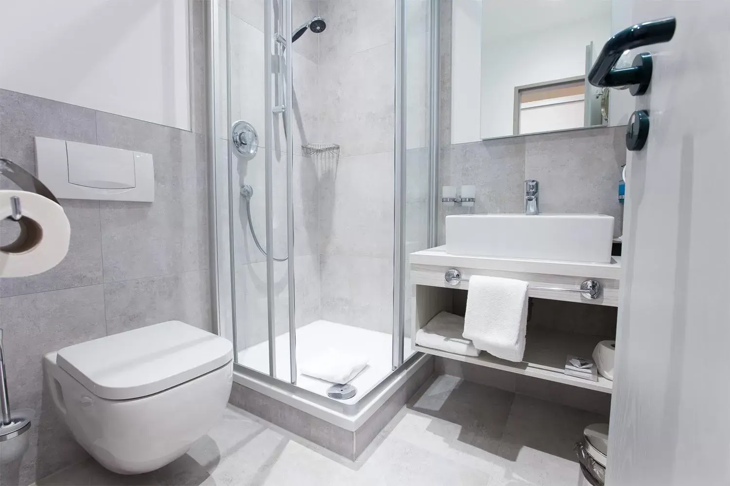 Shower, Bathroom in Schloss Breitenfeld Hotel & Tagung