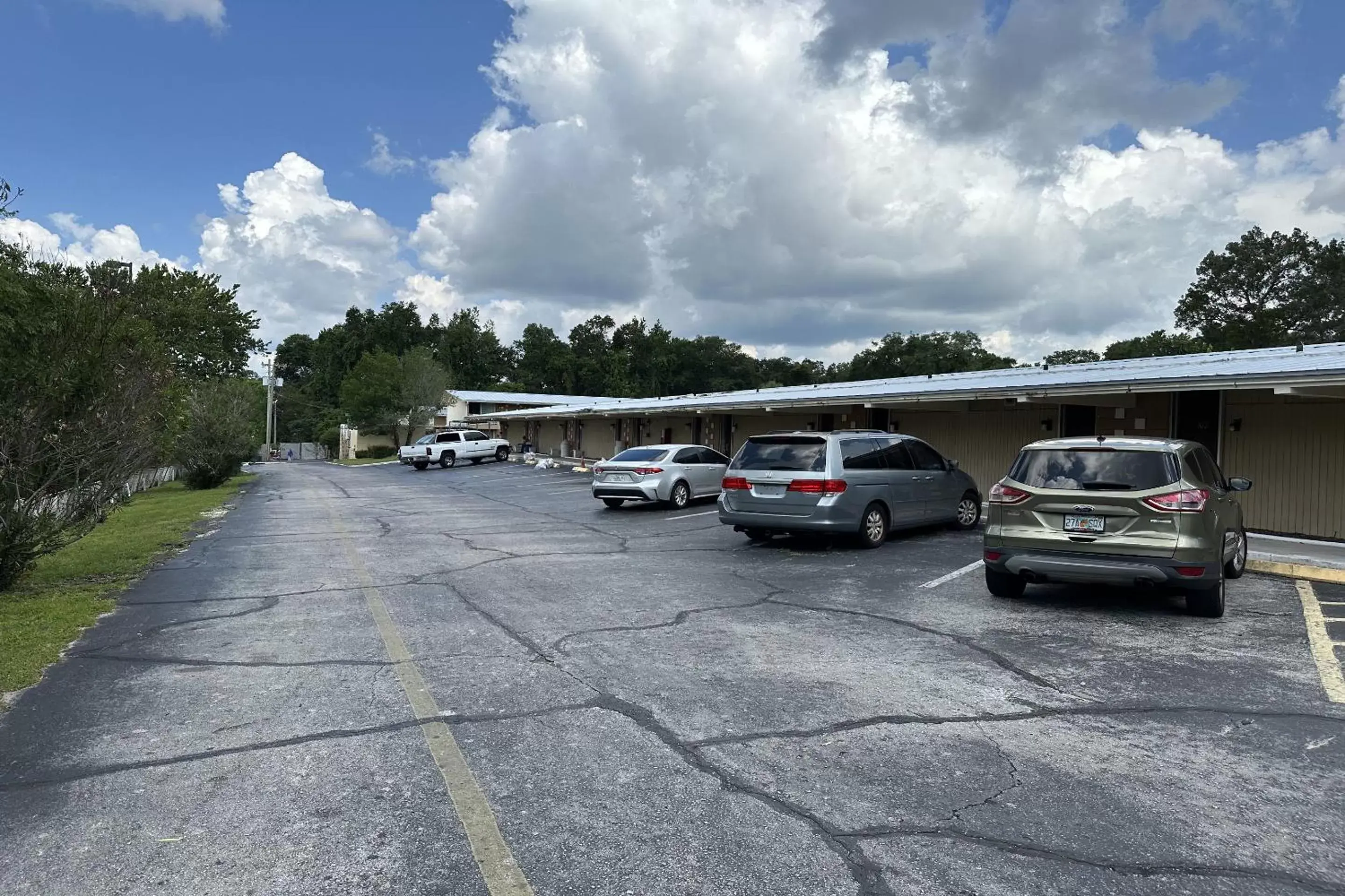 Parking in Kampus Inn by OYO Gainesville - University Area