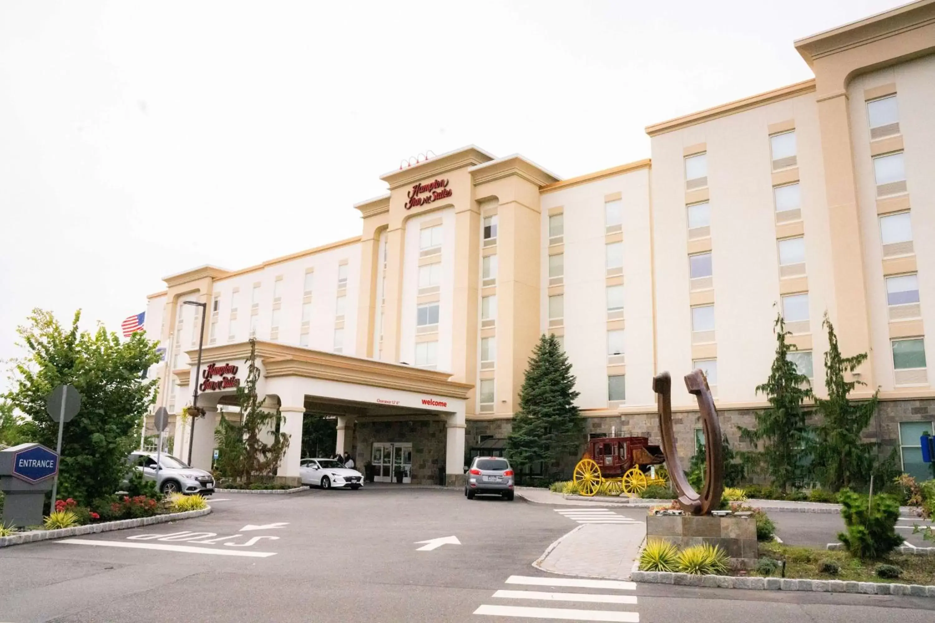 Property Building in Hampton Inn & Suites Staten Island