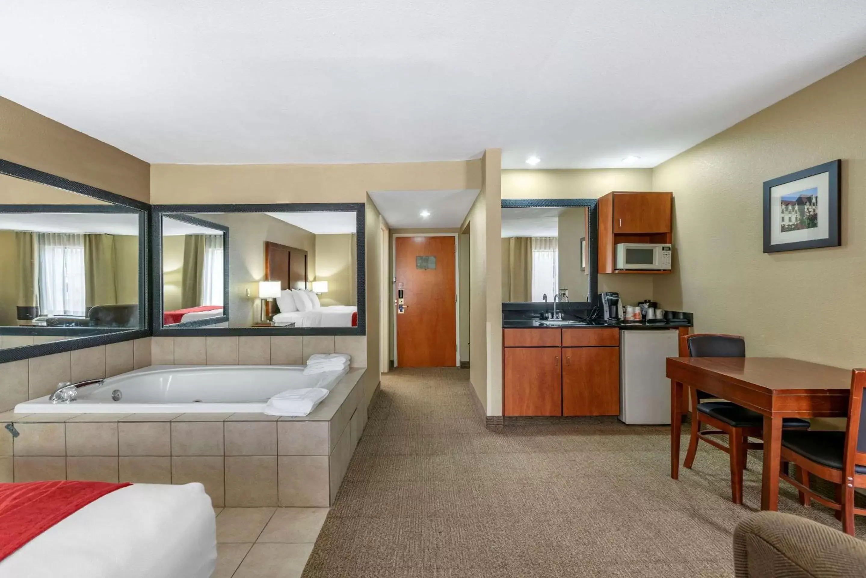 Photo of the whole room, Kitchen/Kitchenette in Comfort Inn Near Six Flags St. Louis