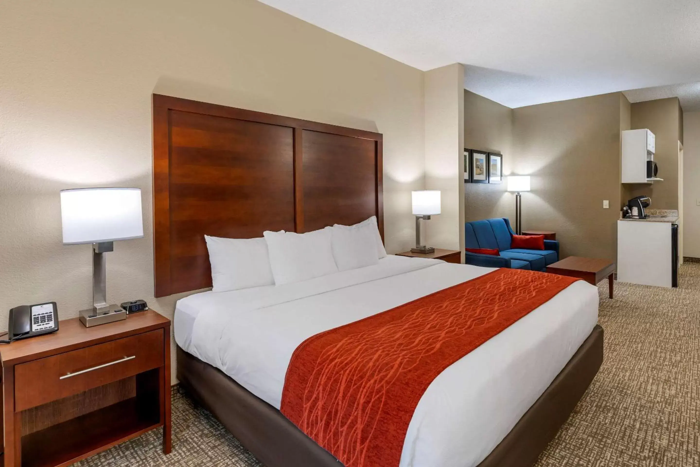 Photo of the whole room, Bed in Comfort Inn & Suites