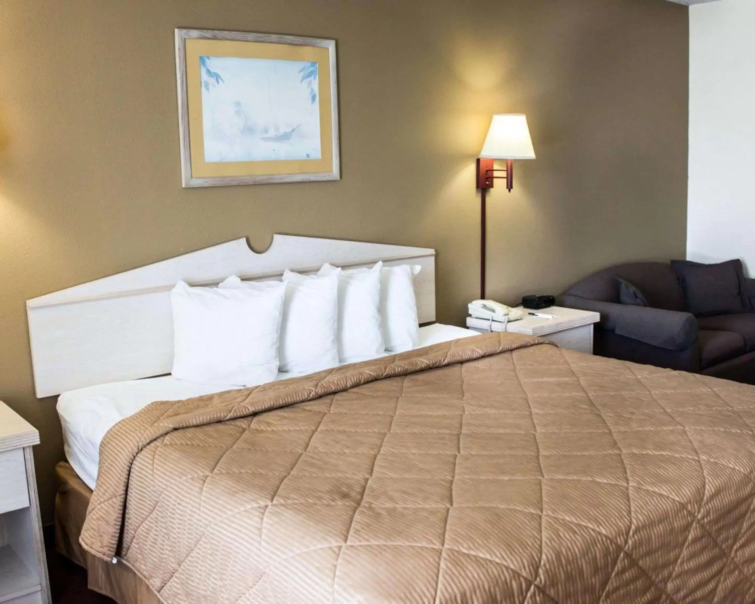 Photo of the whole room, Bed in Quality Inn & Suites St Augustine Beach