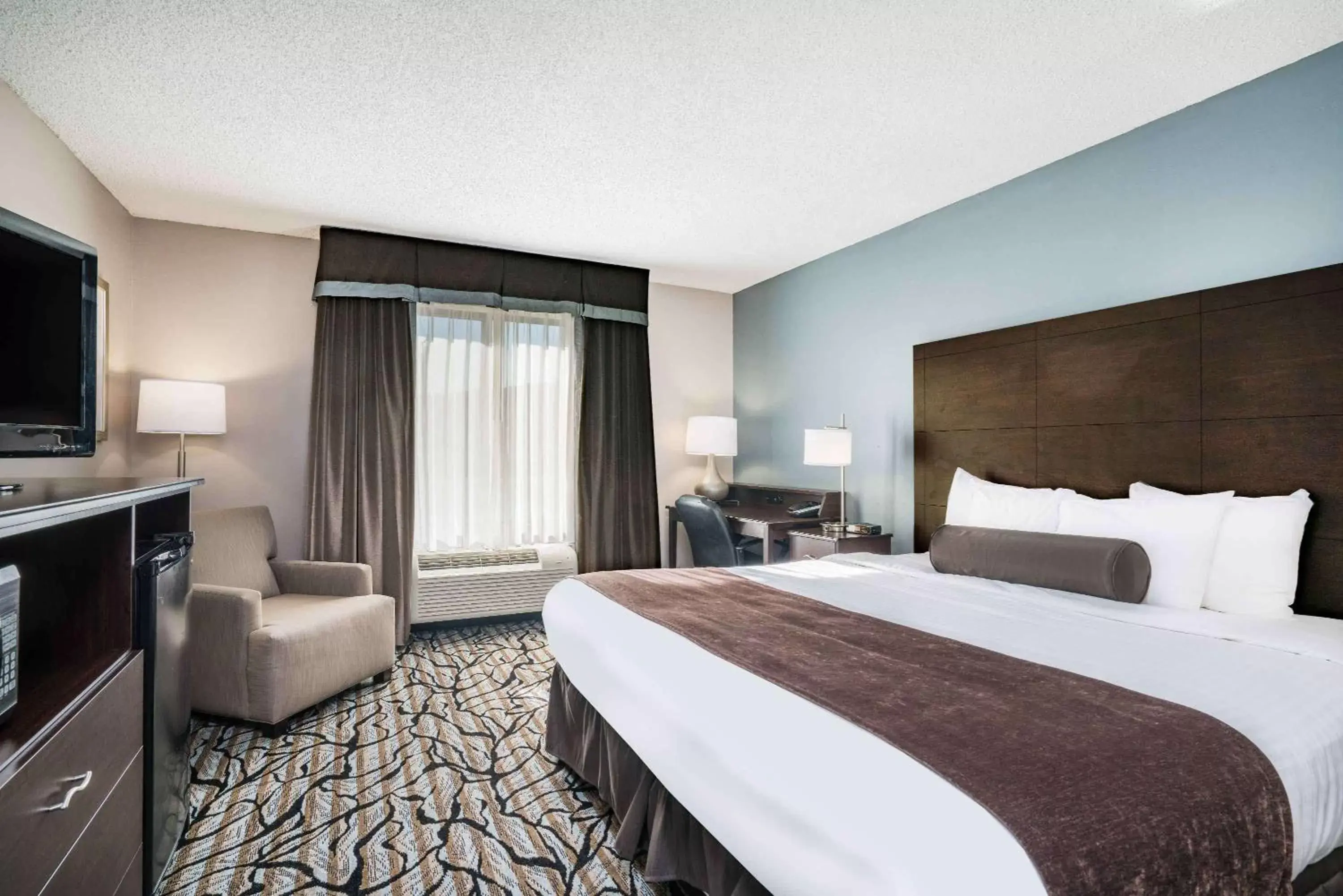 Photo of the whole room, Bed in Days Inn & Suites by Wyndham Wausau