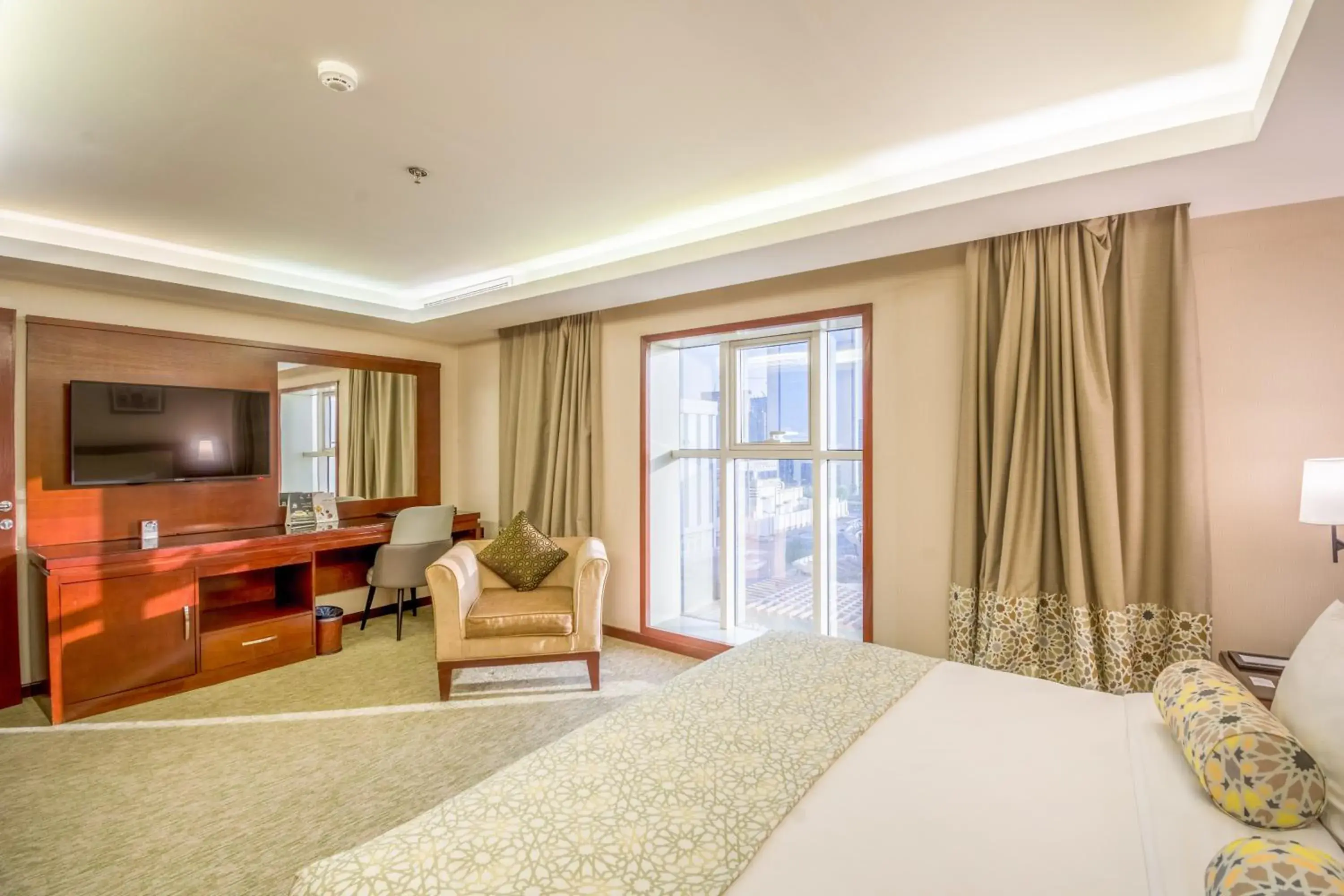 Bedroom, TV/Entertainment Center in Grand Plaza Al Dhabab