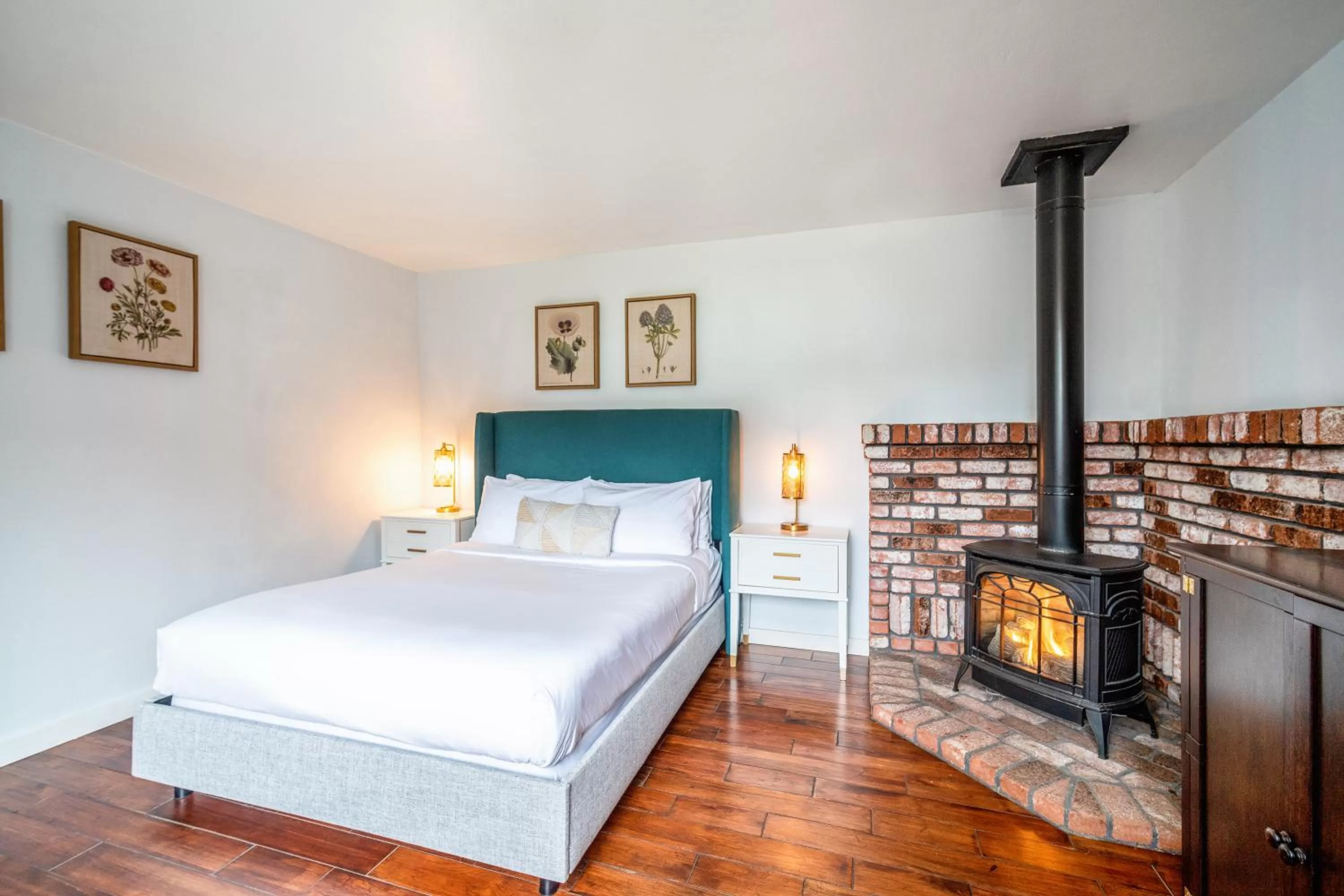 Bed in Agate Cove Inn