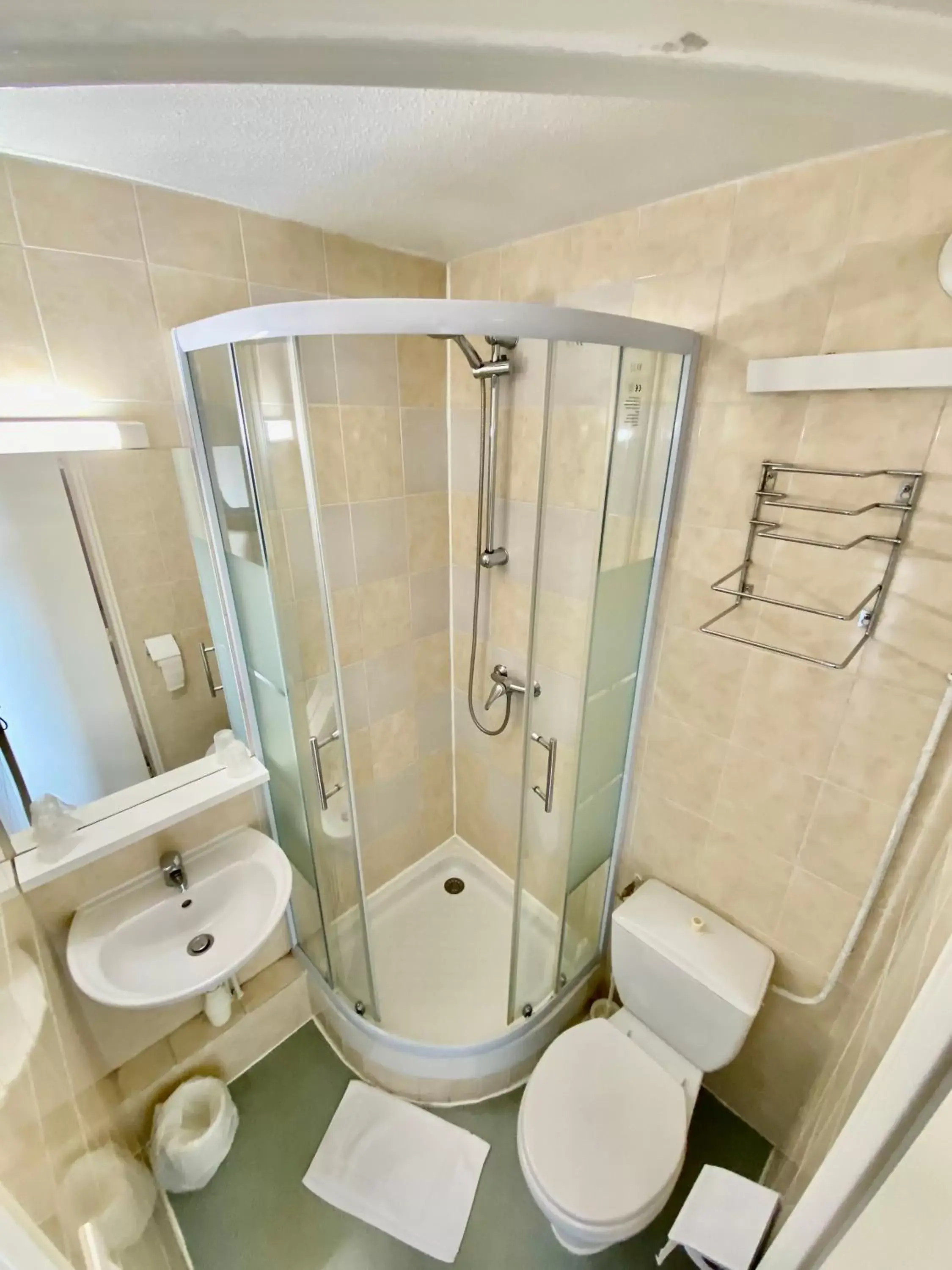 Bathroom in L'Escale d'Alès HOTEL