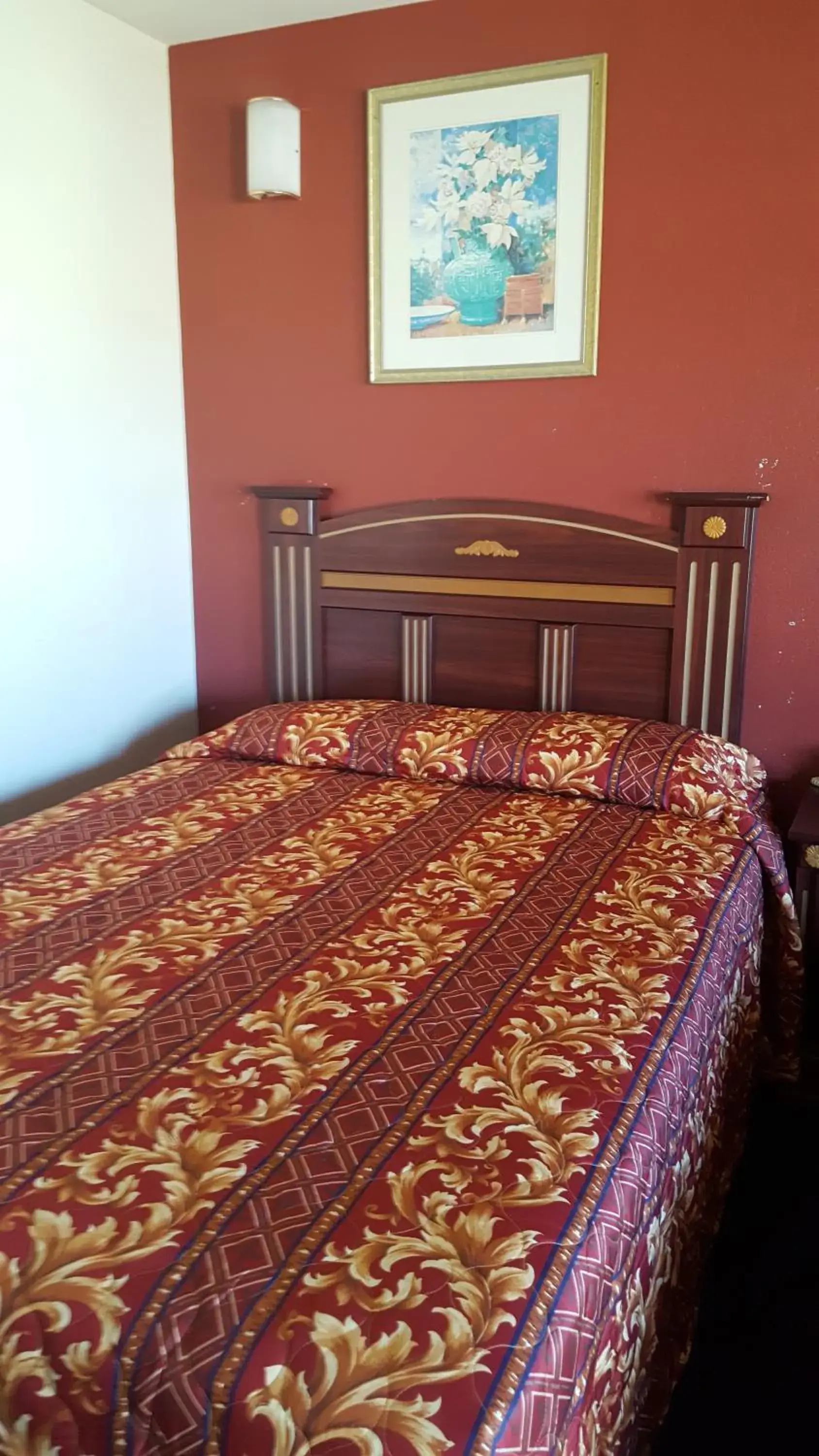 Bed, Room Photo in Robinhood Motel